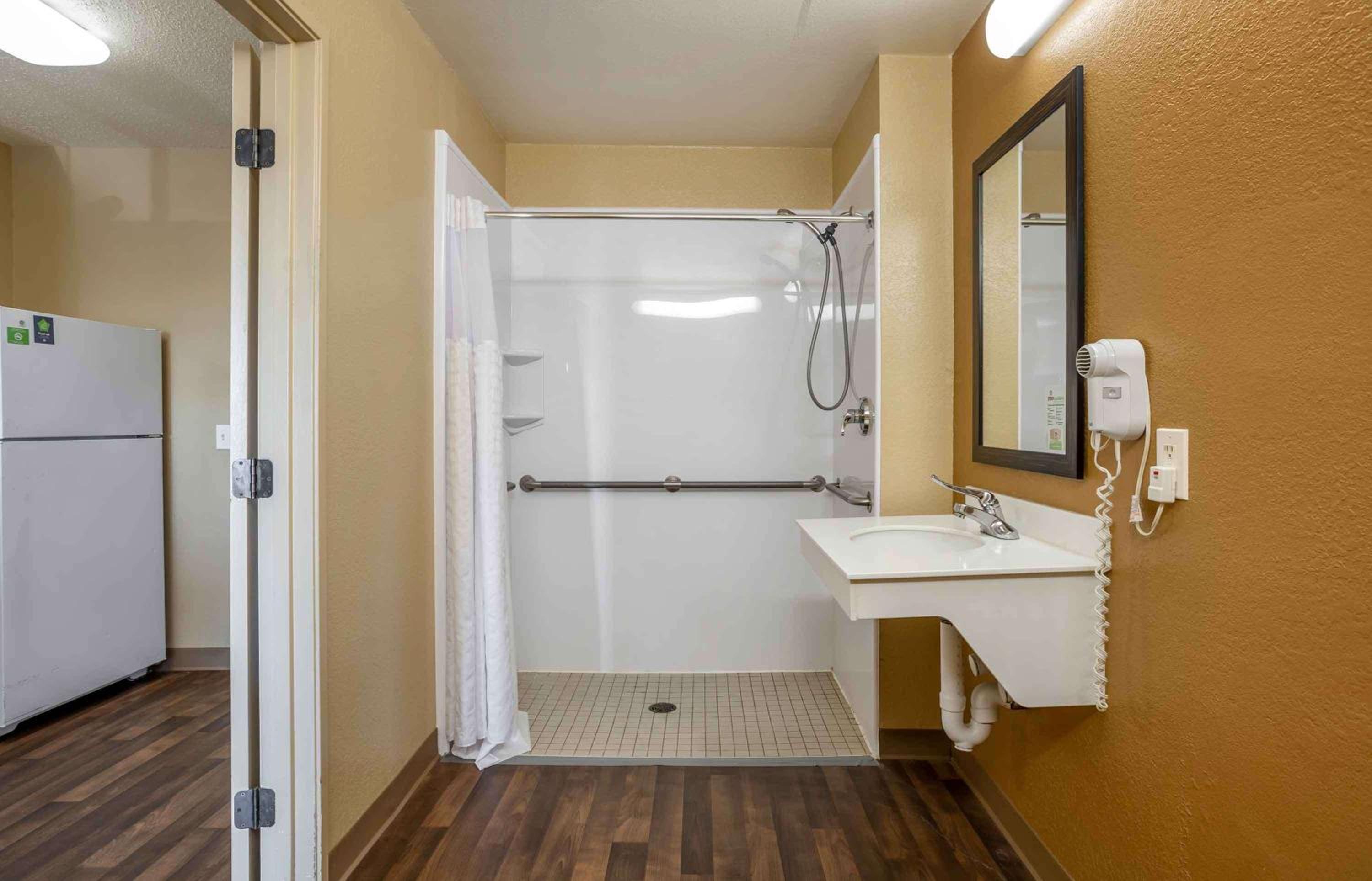 Queen studio with 1 Queen Bed - Disability Access/Non-Smoking - Photo 3