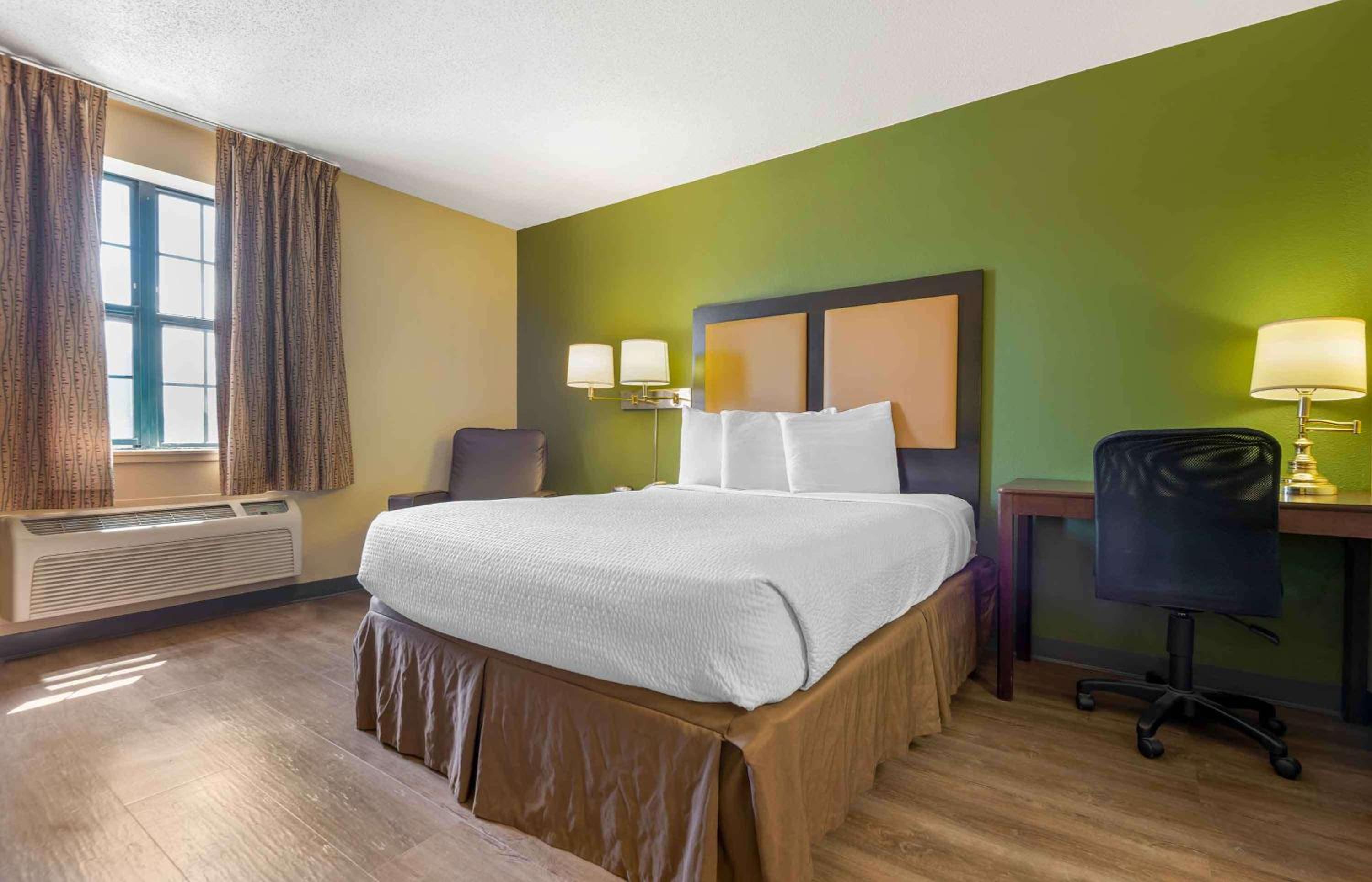 1 Queen Bed | Non-Smoking, Kitchen