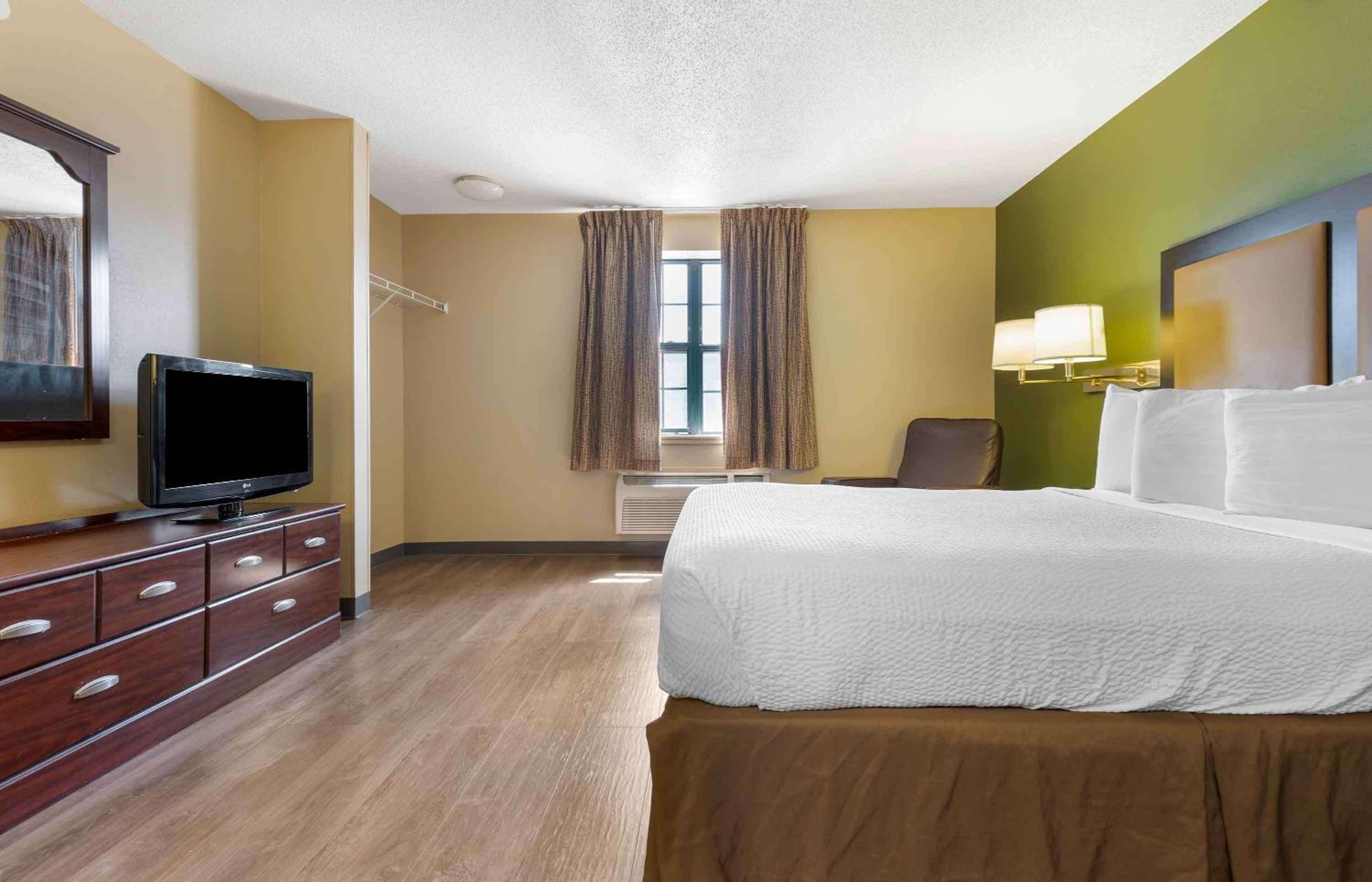 1 Queen Bed | Non-Smoking, Kitchen — the supplier's photographs — photo 4