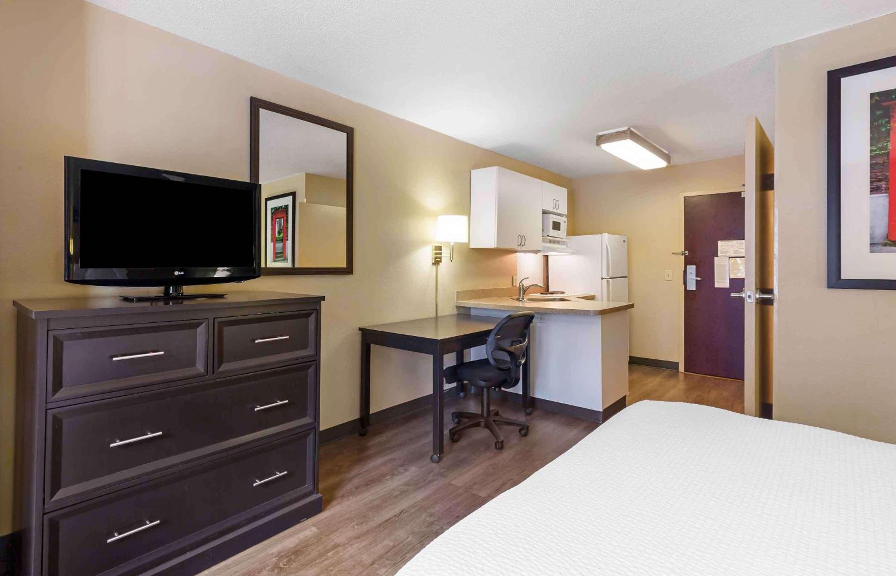 Queen studio with 1 Queen Bed - Disability Access/Non-Smoking - Photo 6