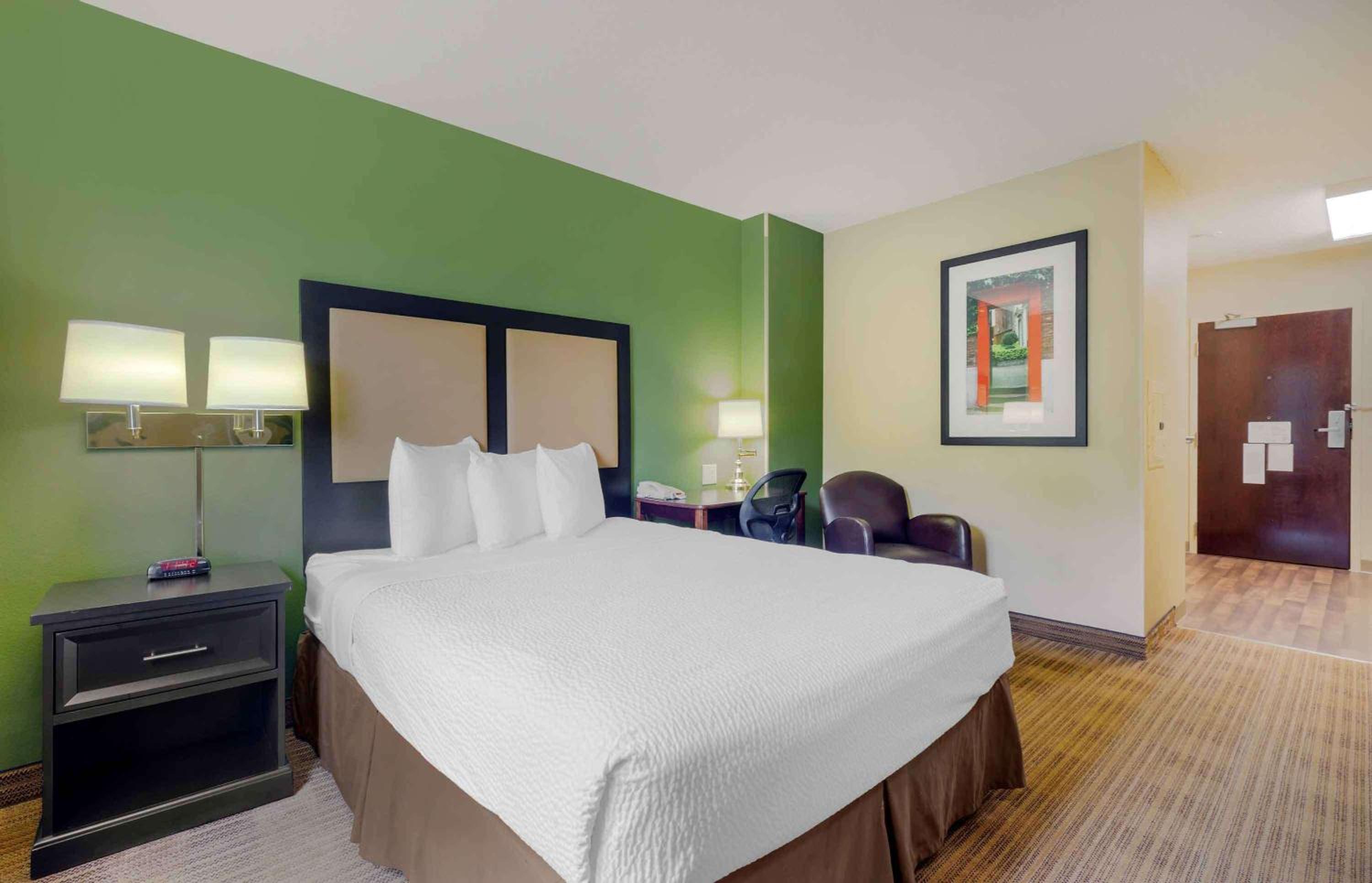 Queen studio with 1 Queen Bed - Disability Access/Non-Smoking - Photo 1