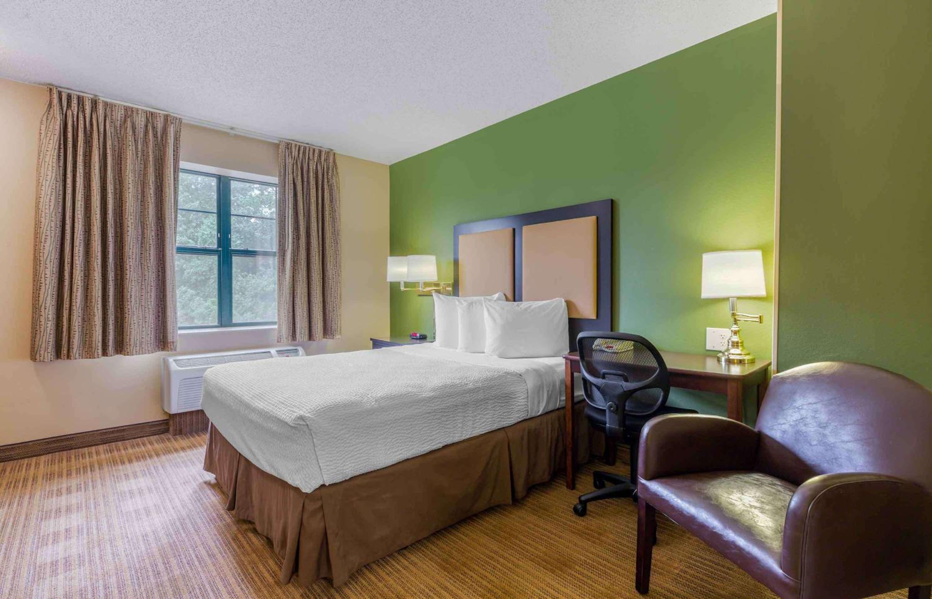 Queen studio with 1 Queen Bed - Disability Access/Non-Smoking - Photo 11