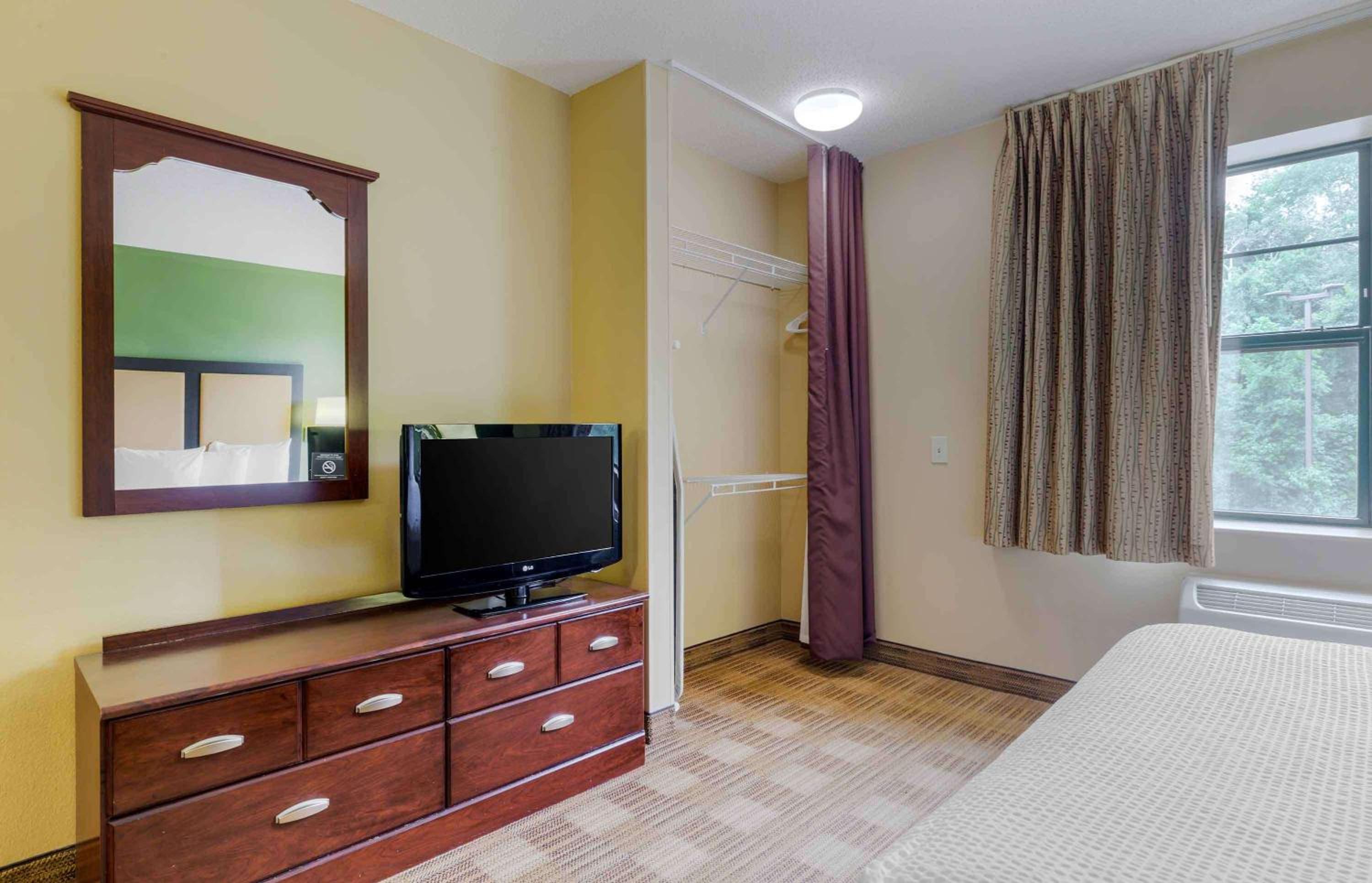 Queen studio with 1 Queen Bed - Disability Access/Non-Smoking - Photo 2