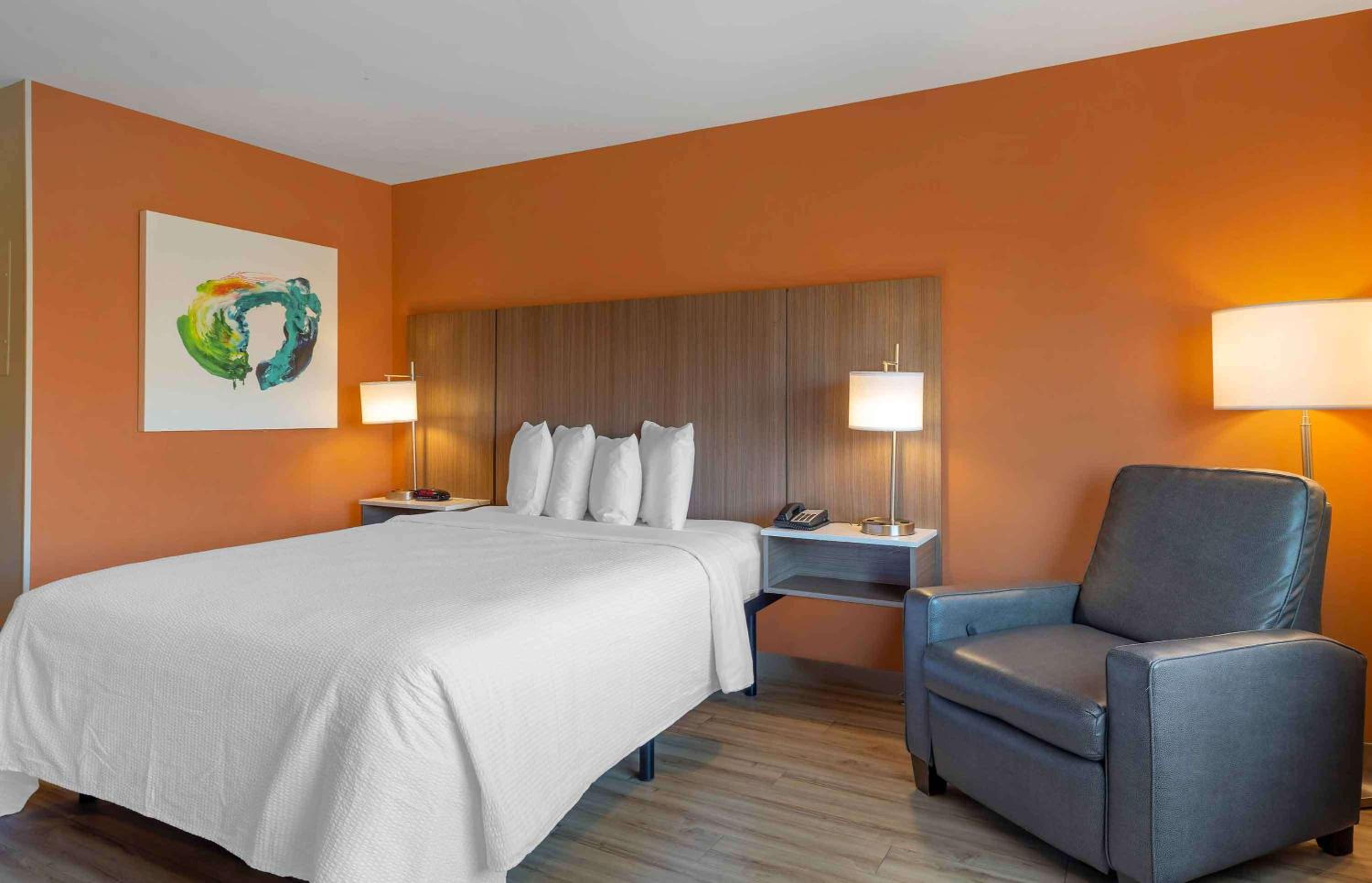 Queen studio with 1 Queen Bed - Disability Access/Non-Smoking photo 2
