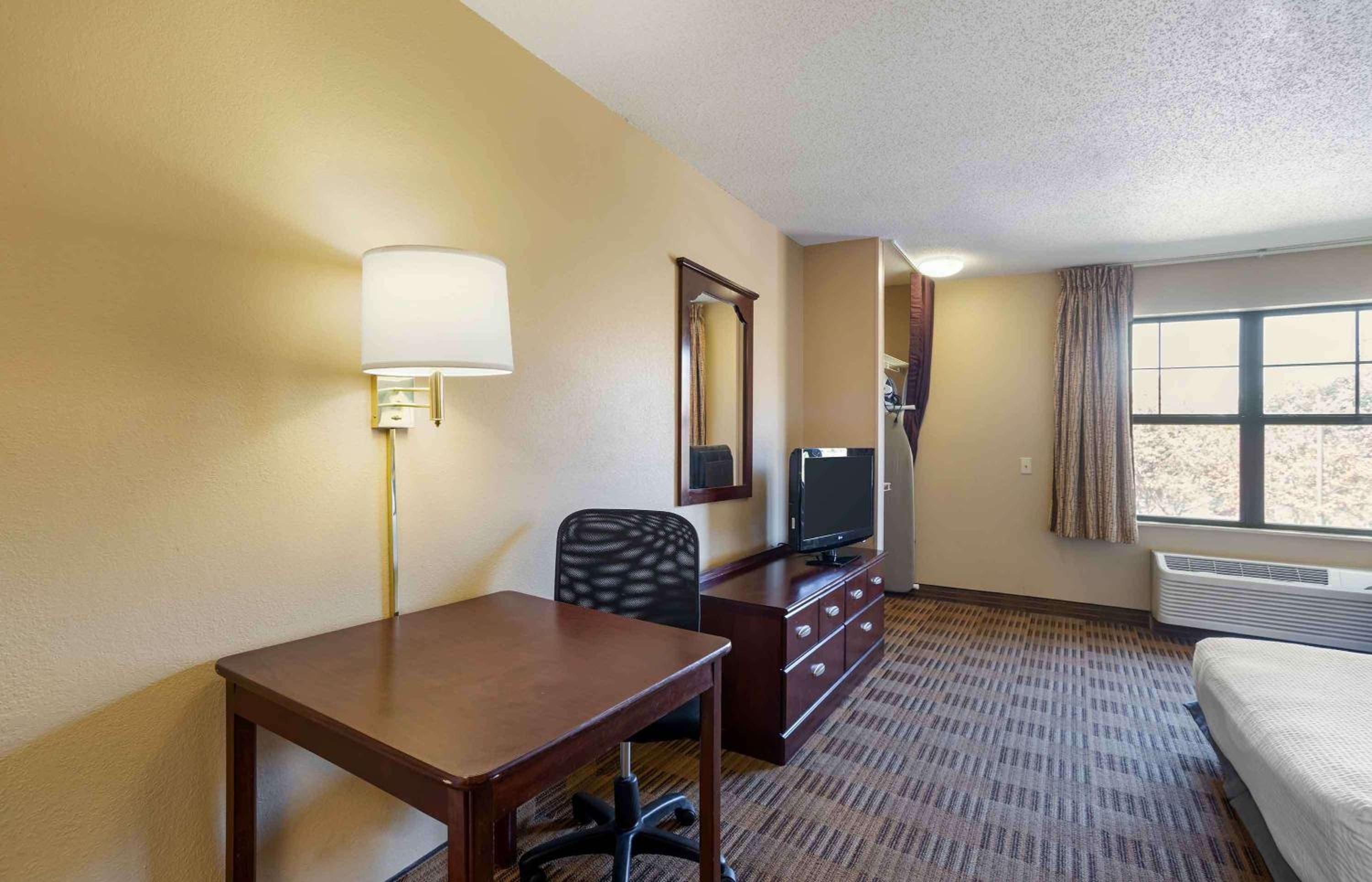 Queen studio with 1 Queen Bed - Disability Access/Non-Smoking - Photo 4