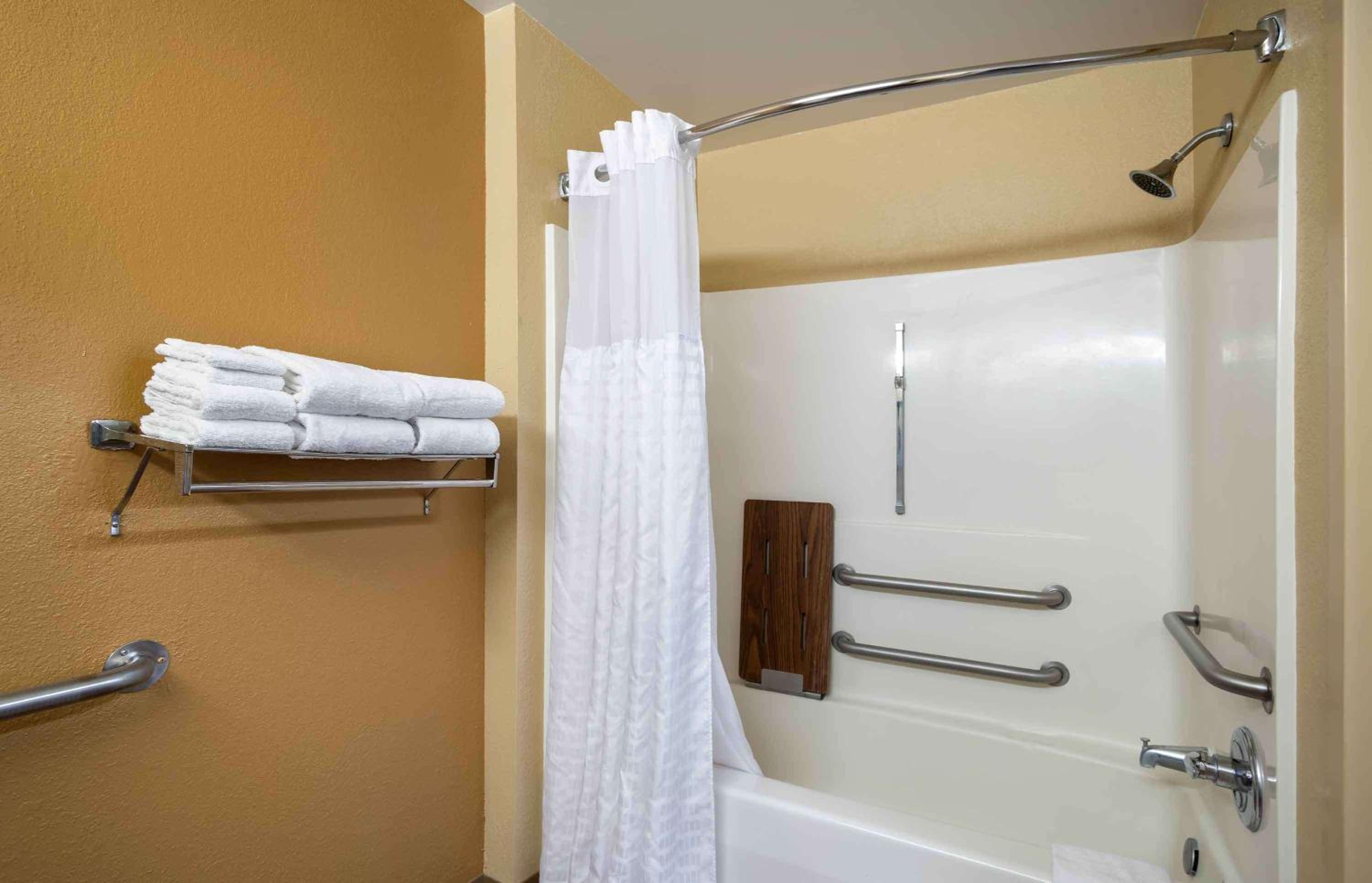 Queen studio with 1 Queen Bed - Disability Access/Non-Smoking - Photo 6