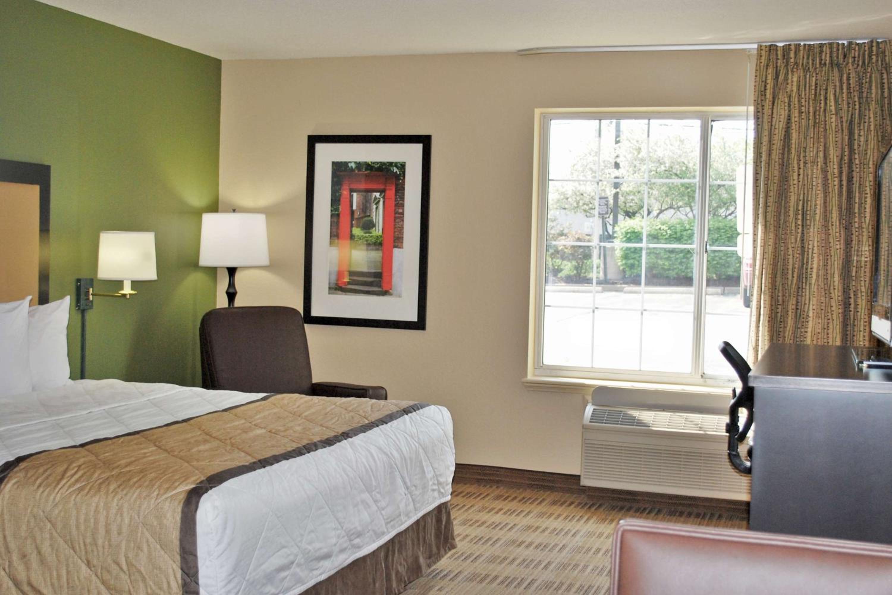 Queen studio with 1 Queen Bed - Disability Access/Non-Smoking - Photo 1