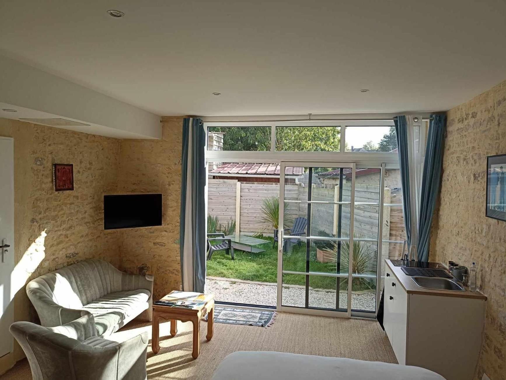 Studio with Garden View - Photo 3