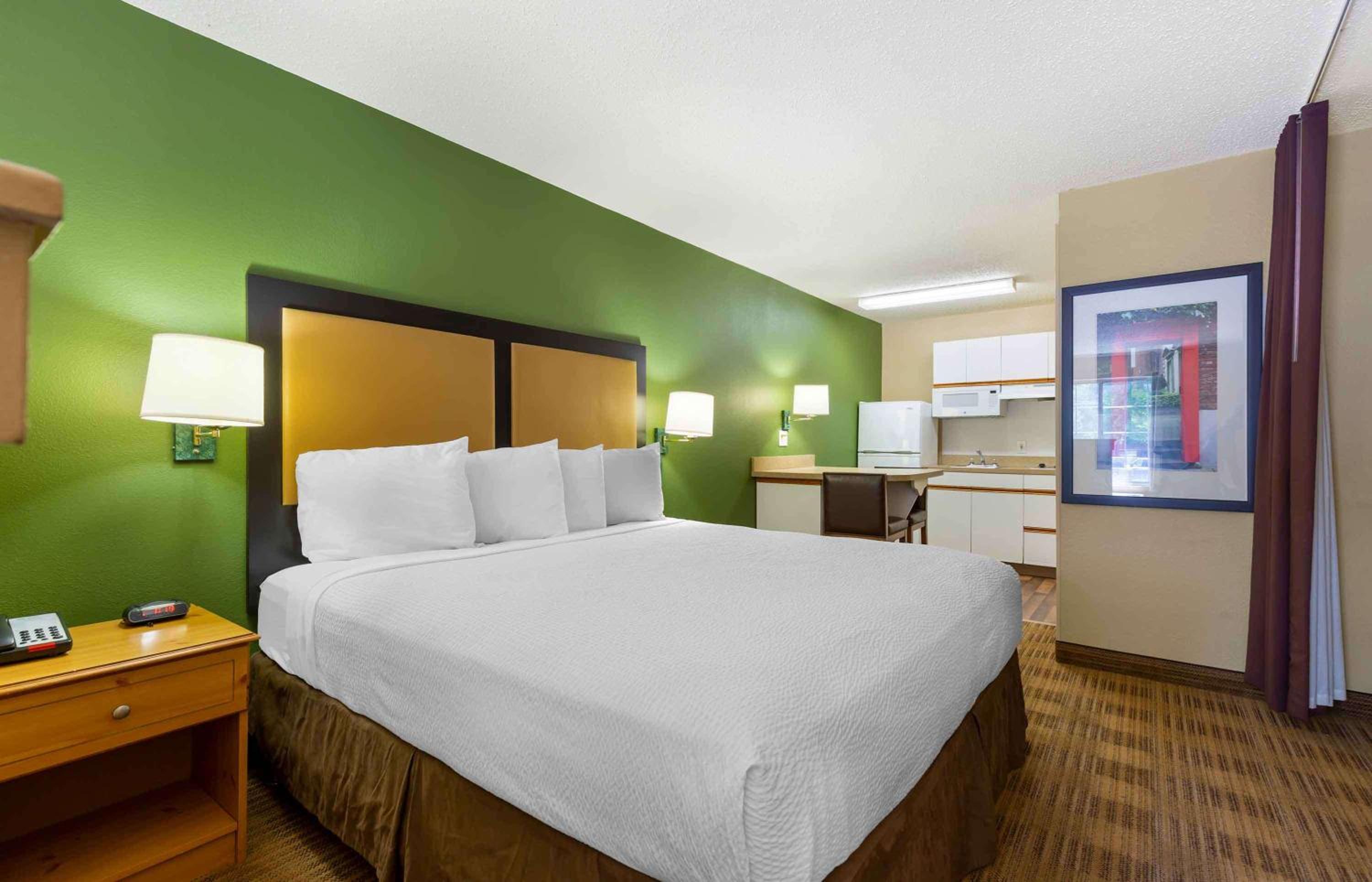 Deluxe Studio With 1 King Bed - Non-Smoking photo 1