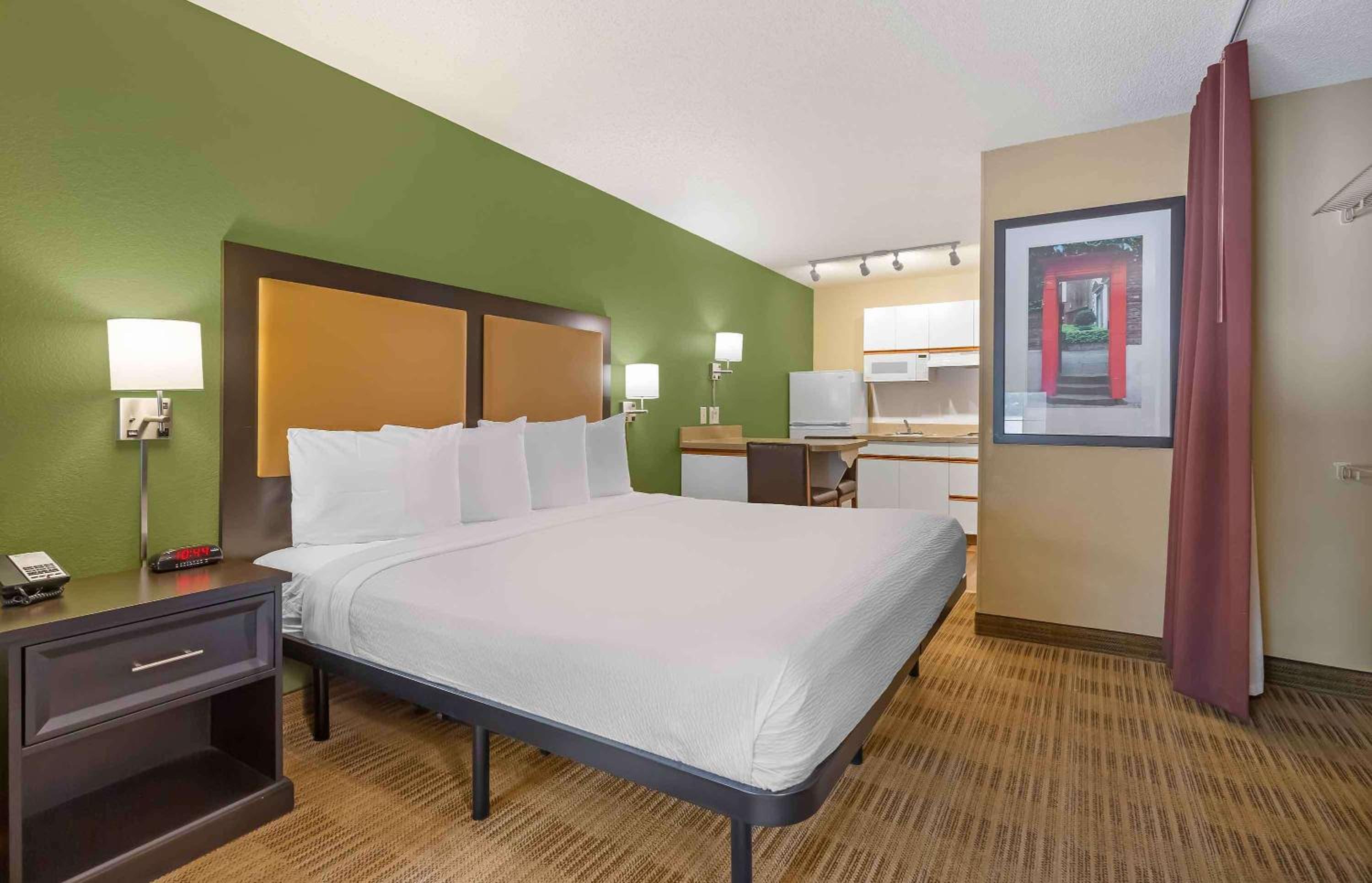 Deluxe Studio with 1 King Bed - Non-Smoking - Photo 1