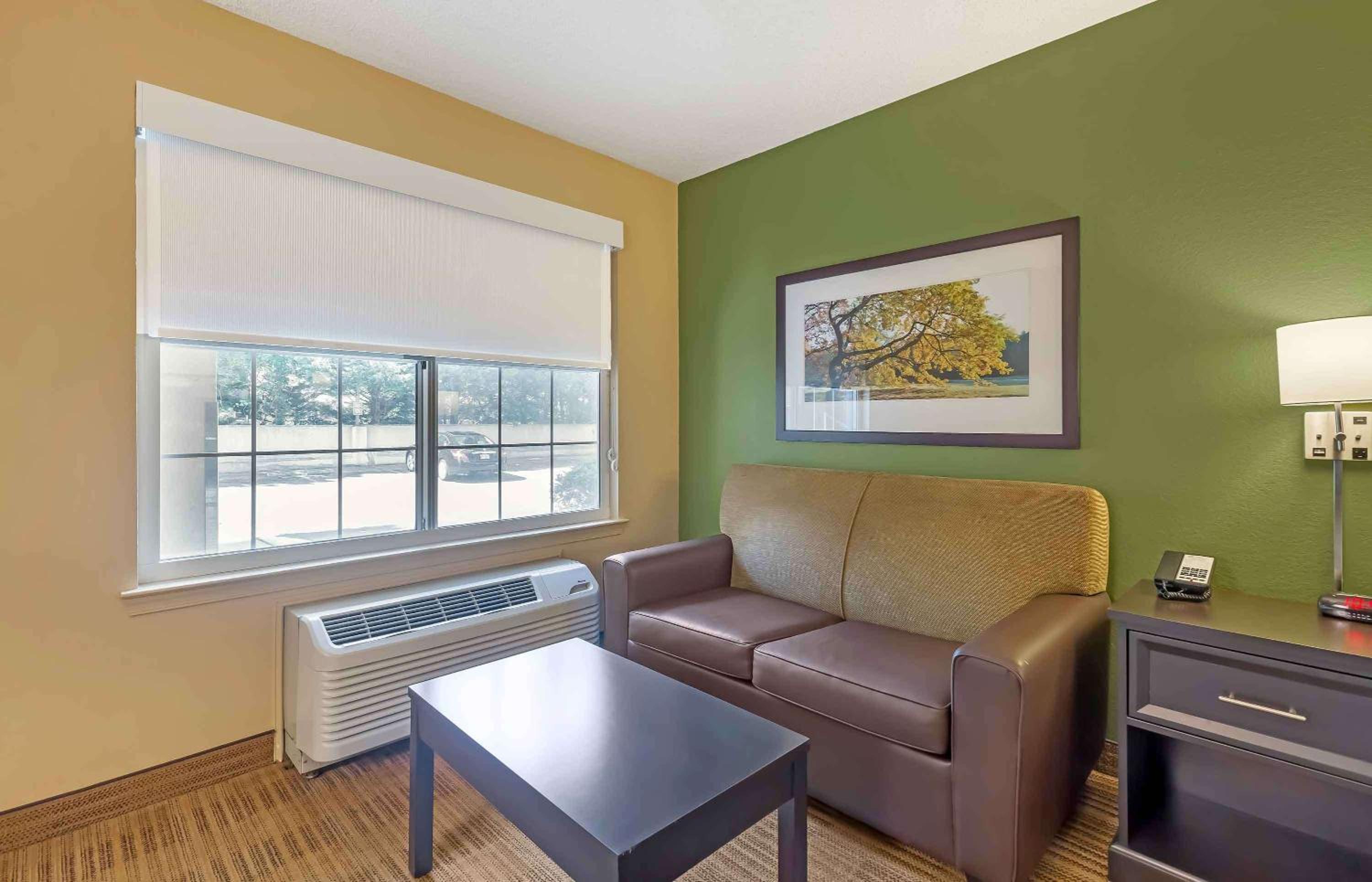 Deluxe Studio with 1 King Bed - Non-Smoking - Photo 4