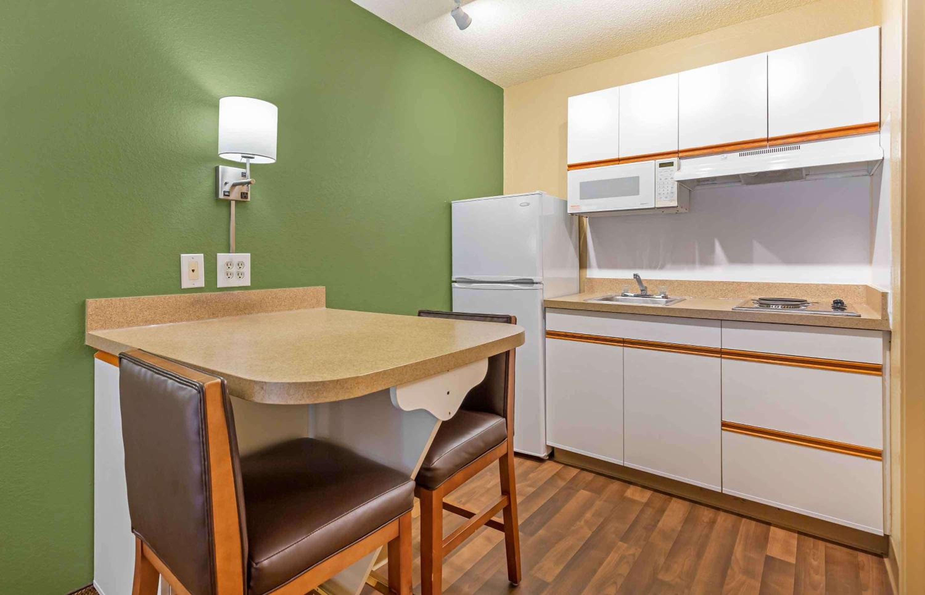 Deluxe Studio with 1 King Bed - Non-Smoking - Photo 11