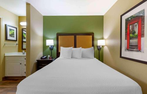 Deluxe Studio with 1 Queen Bed - Non-Smoking photo 2