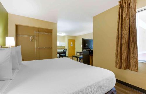 Deluxe Studio with 1 King Bed - Disability Access - Non-Smoking photo 3