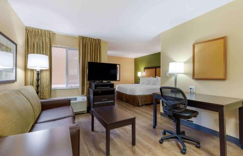 Deluxe Studio with 1 King Bed - Disability Access - Non-Smoking photo 1