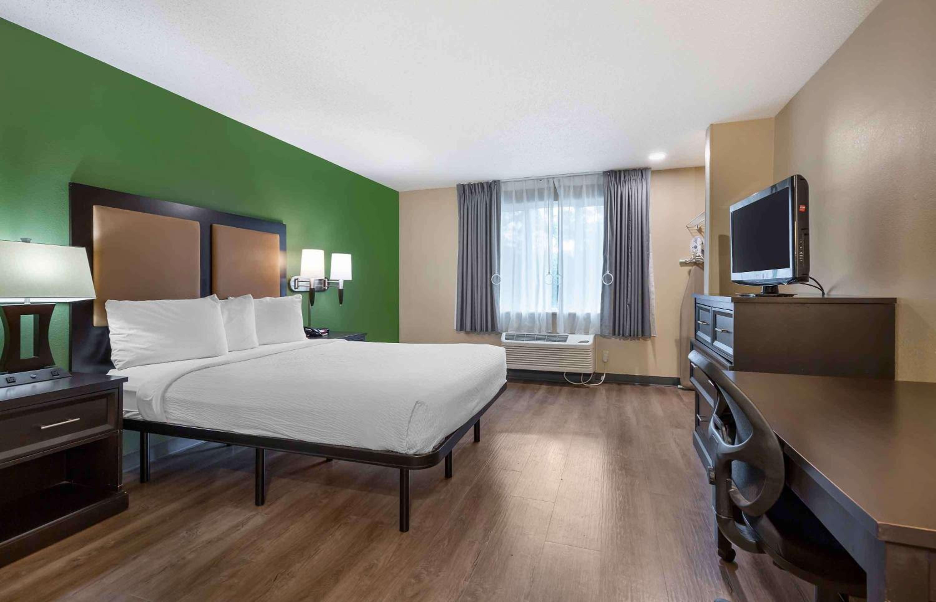 Queen studio with 1 Queen Bed - Disability Access/Non-Smoking - Photo 1