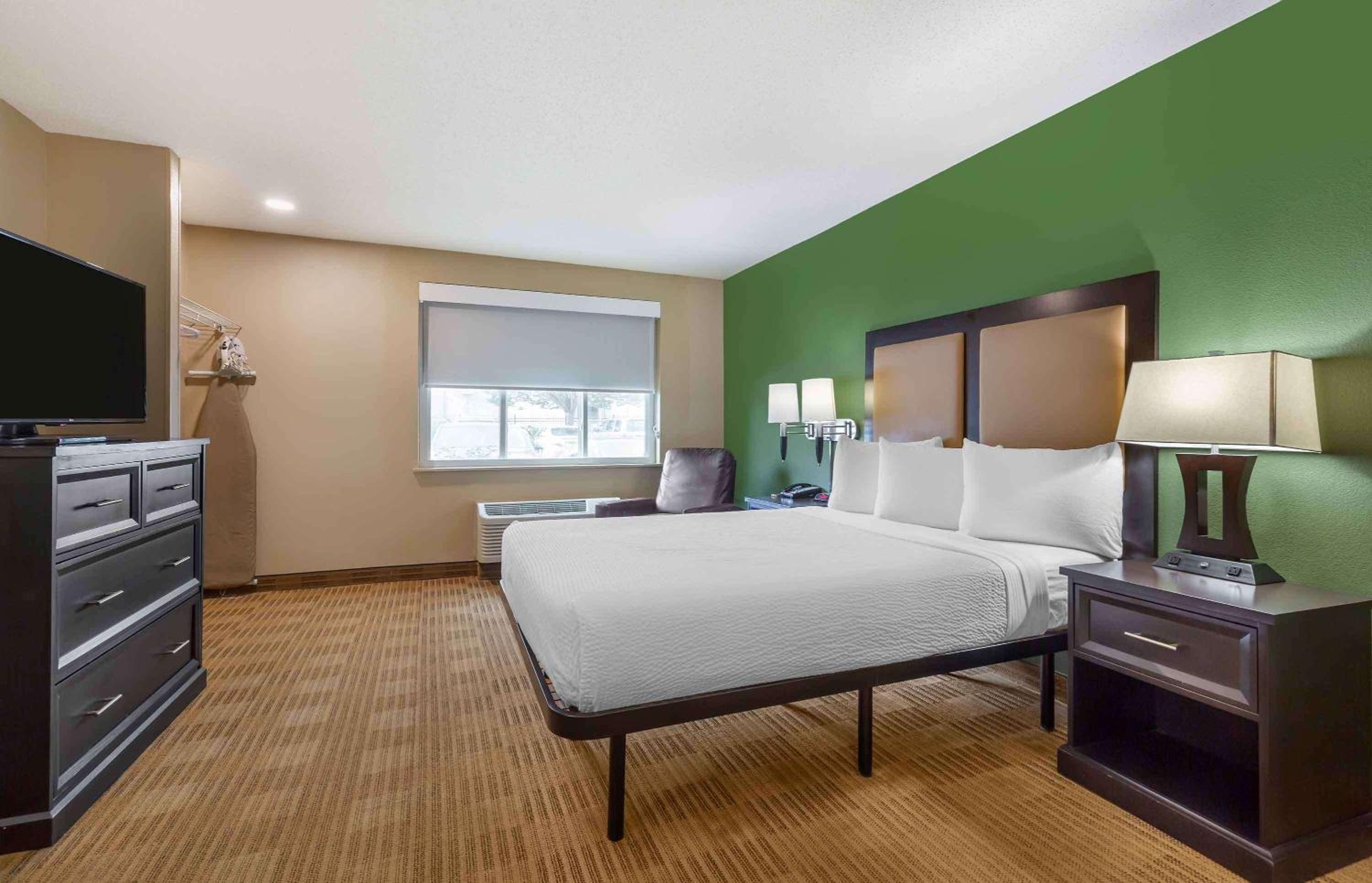 Queen studio with 1 Queen Bed - Disability Access/Non-Smoking - Photo 7