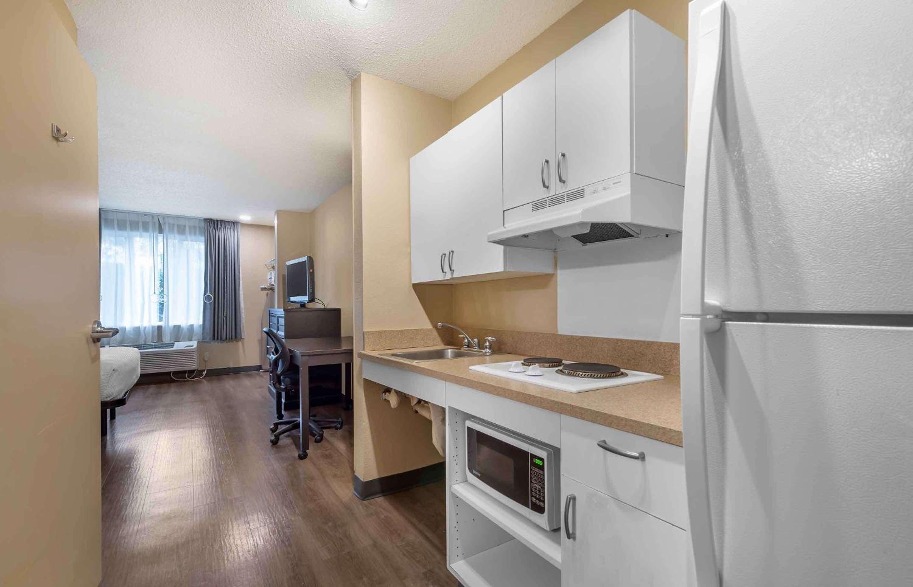 Queen studio with 1 Queen Bed - Disability Access/Non-Smoking - Photo 10