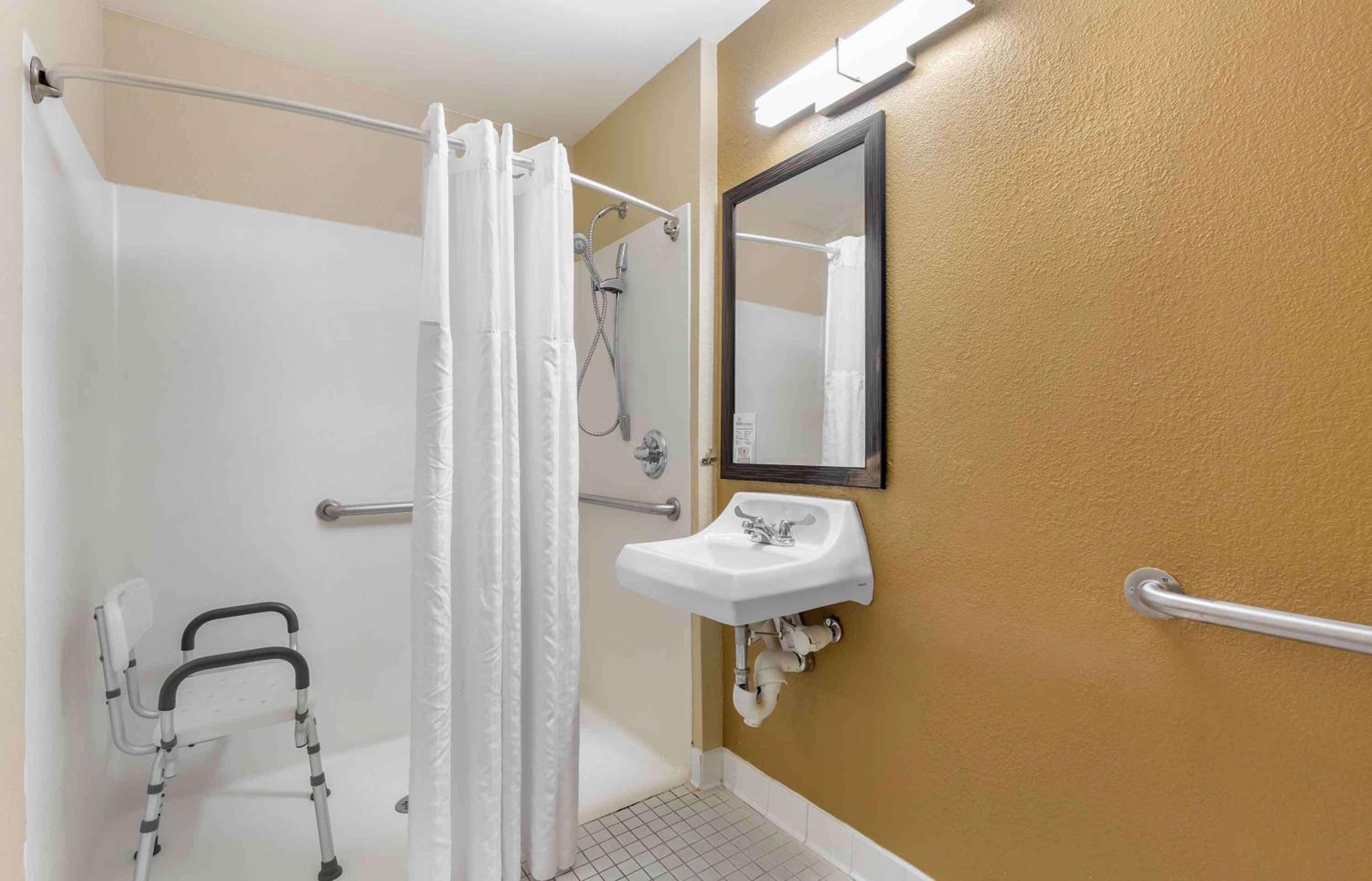 Queen studio with 1 Queen Bed - Disability Access/Non-Smoking - Photo 9