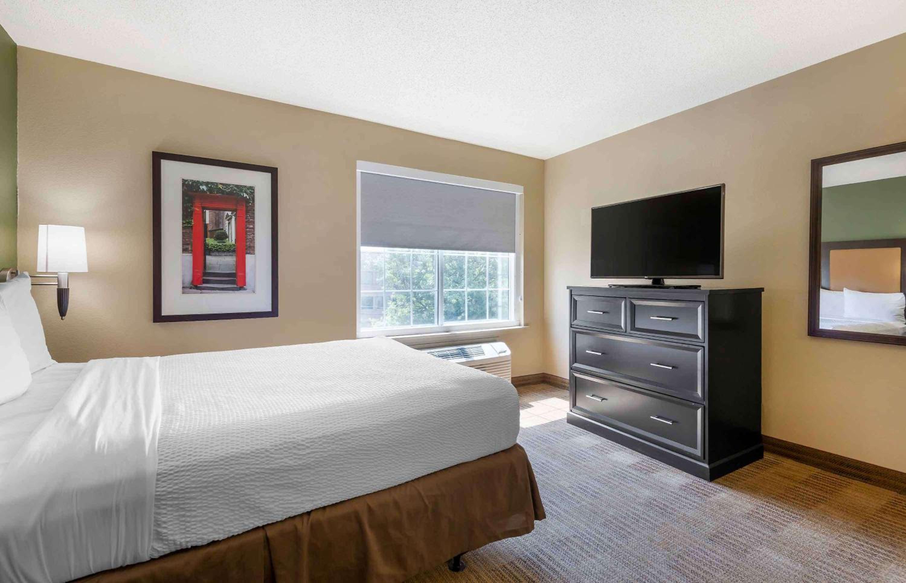 Queen studio with 1 Queen Bed - Disability Access/Non-Smoking - Photo 9