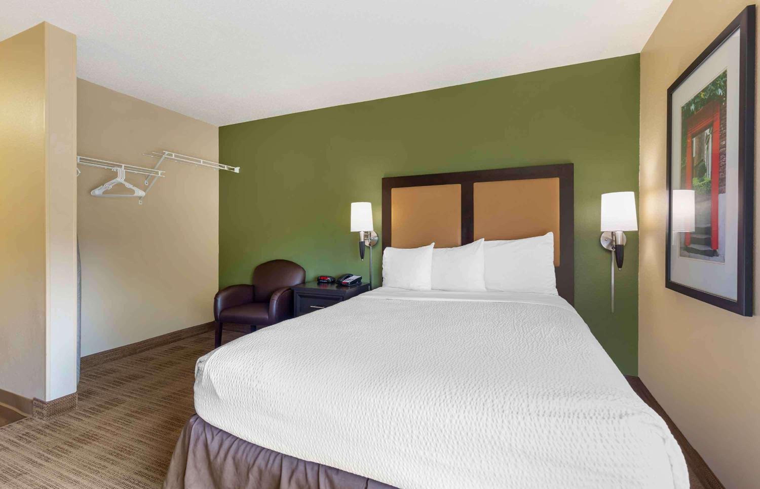 Queen studio with 1 Queen Bed - Disability Access/Non-Smoking - Photo 10