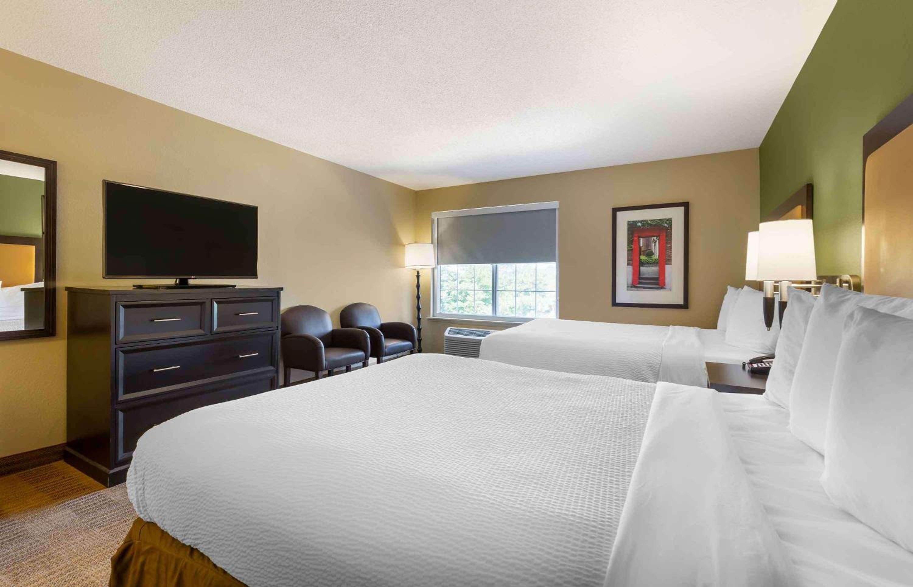 Studio with 2 Queen Beds - Non-Smoking - Photo 7