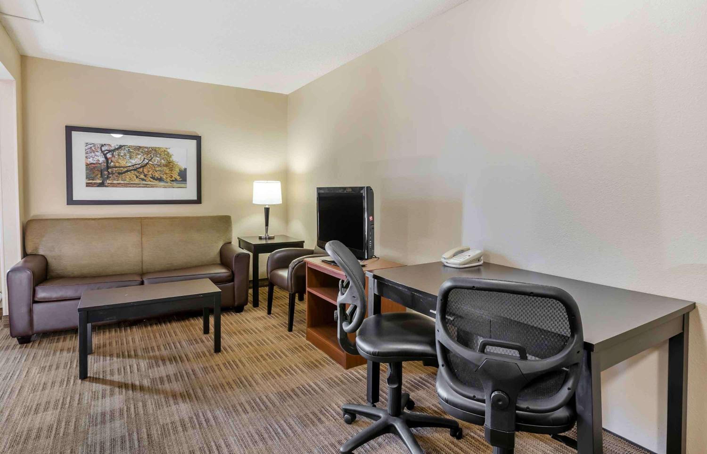 Deluxe Studio with 1 Queen Bed - Non-Smoking - Photo 12