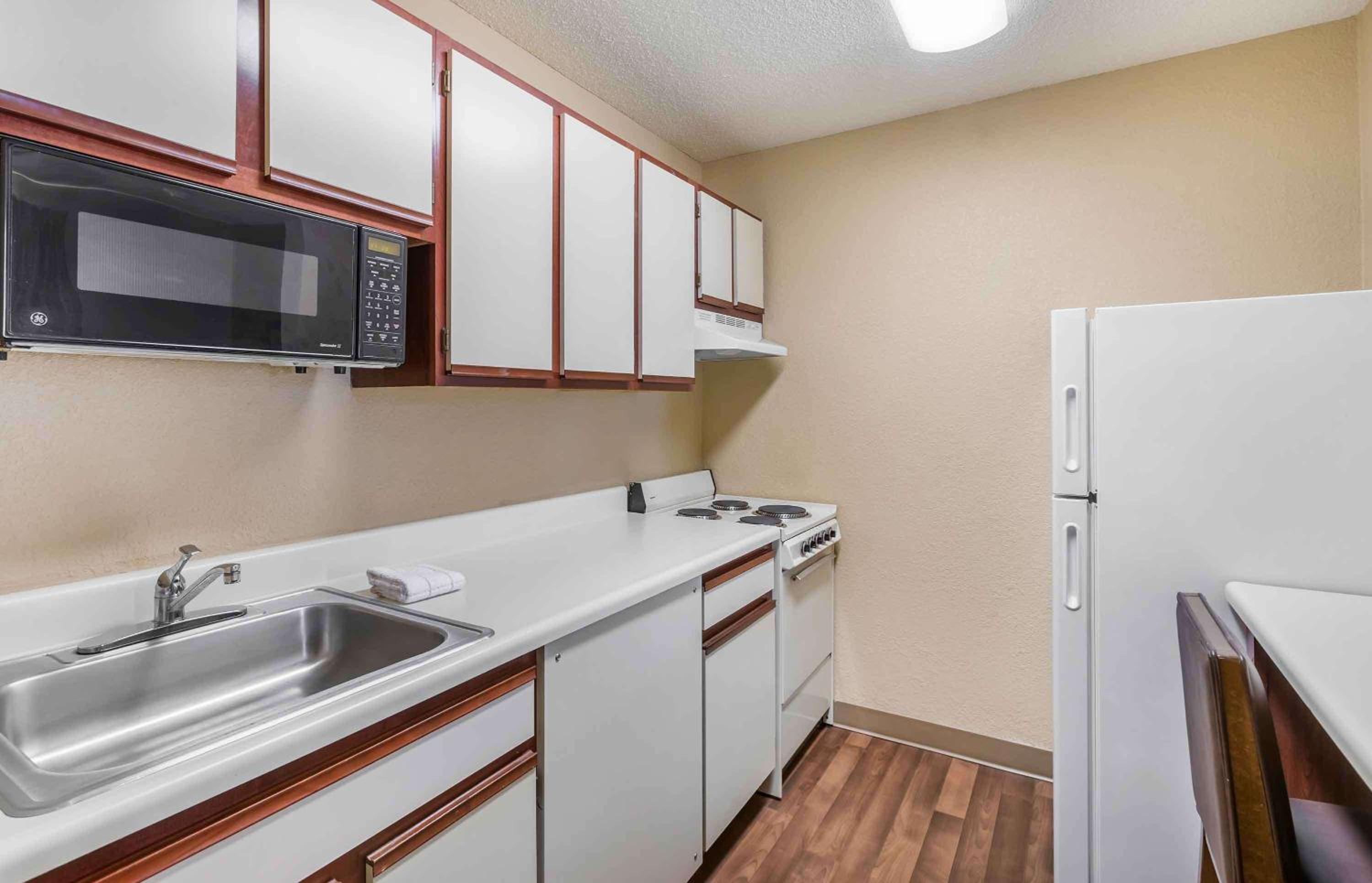 Deluxe Studio with 1 Queen Bed - Non-Smoking - Photo 10