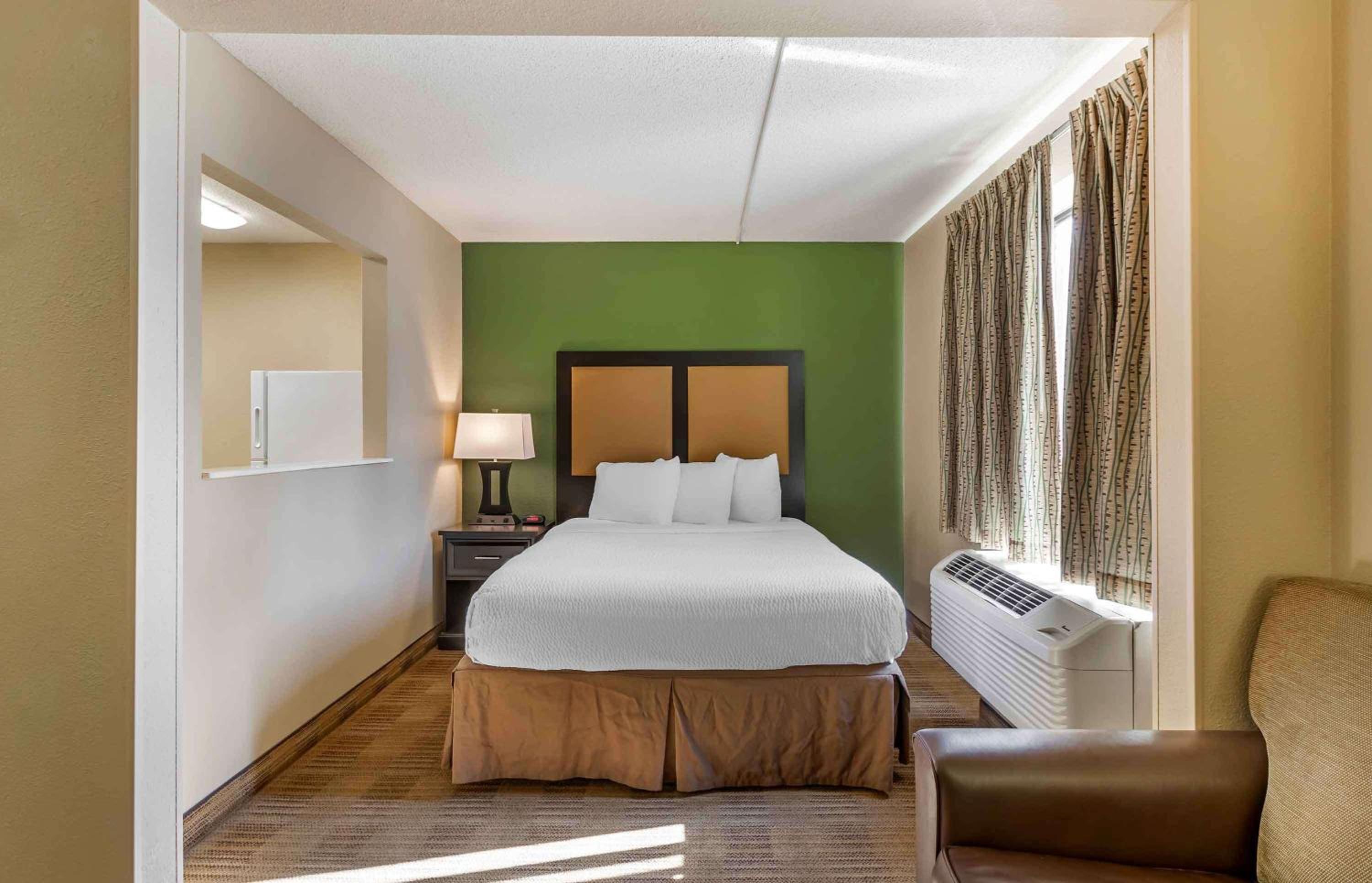 Deluxe Studio with 1 Queen Bed - Non-Smoking - Photo 1