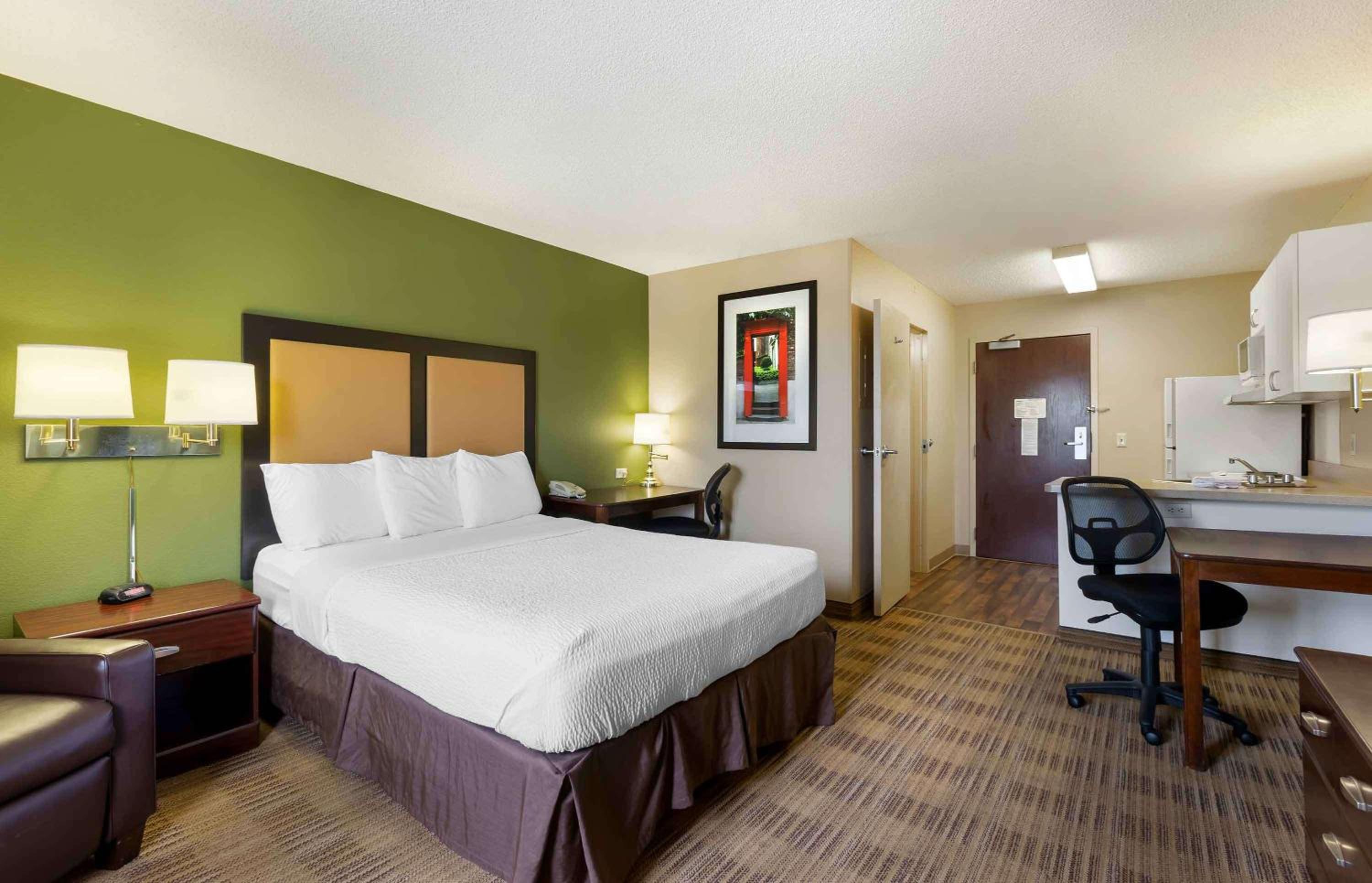 Queen studio with 1 Queen Bed - Disability Access/Non-Smoking - Photo 1
