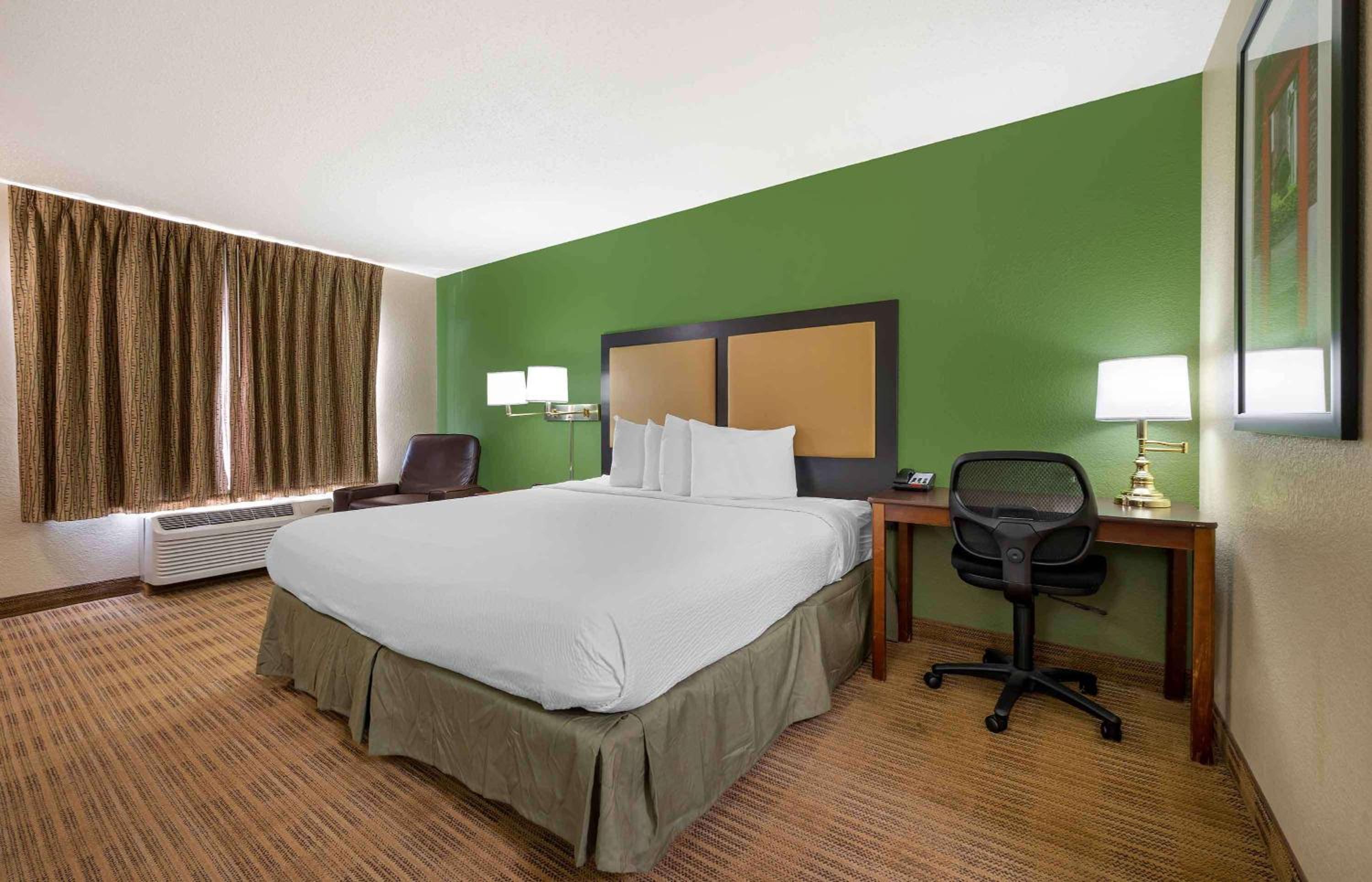 Studio with 1 King Bed - Non-Smoking - Photo 1