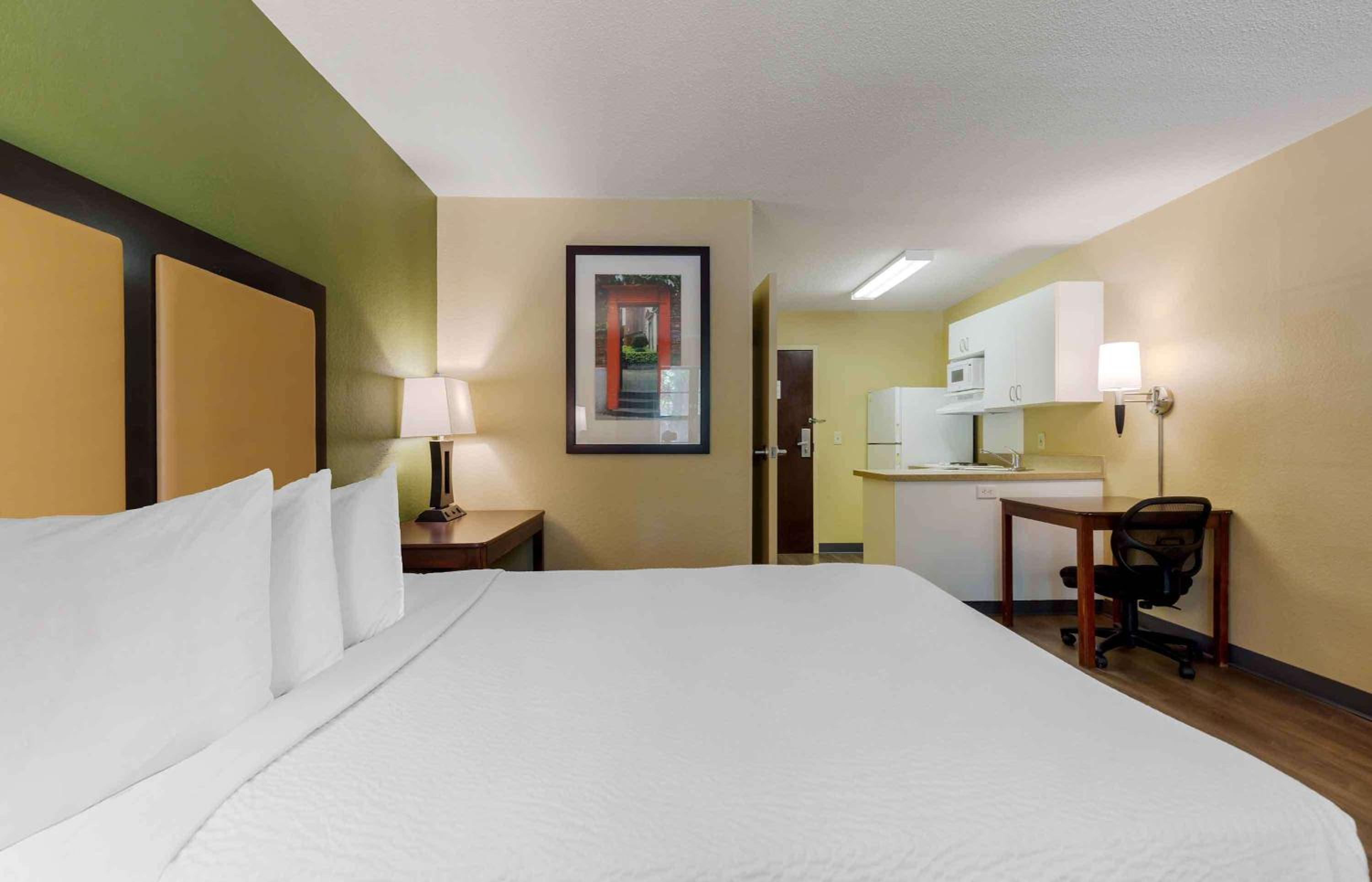 Queen studio with 1 Queen Bed - Disability Access/Non-Smoking - Photo 1