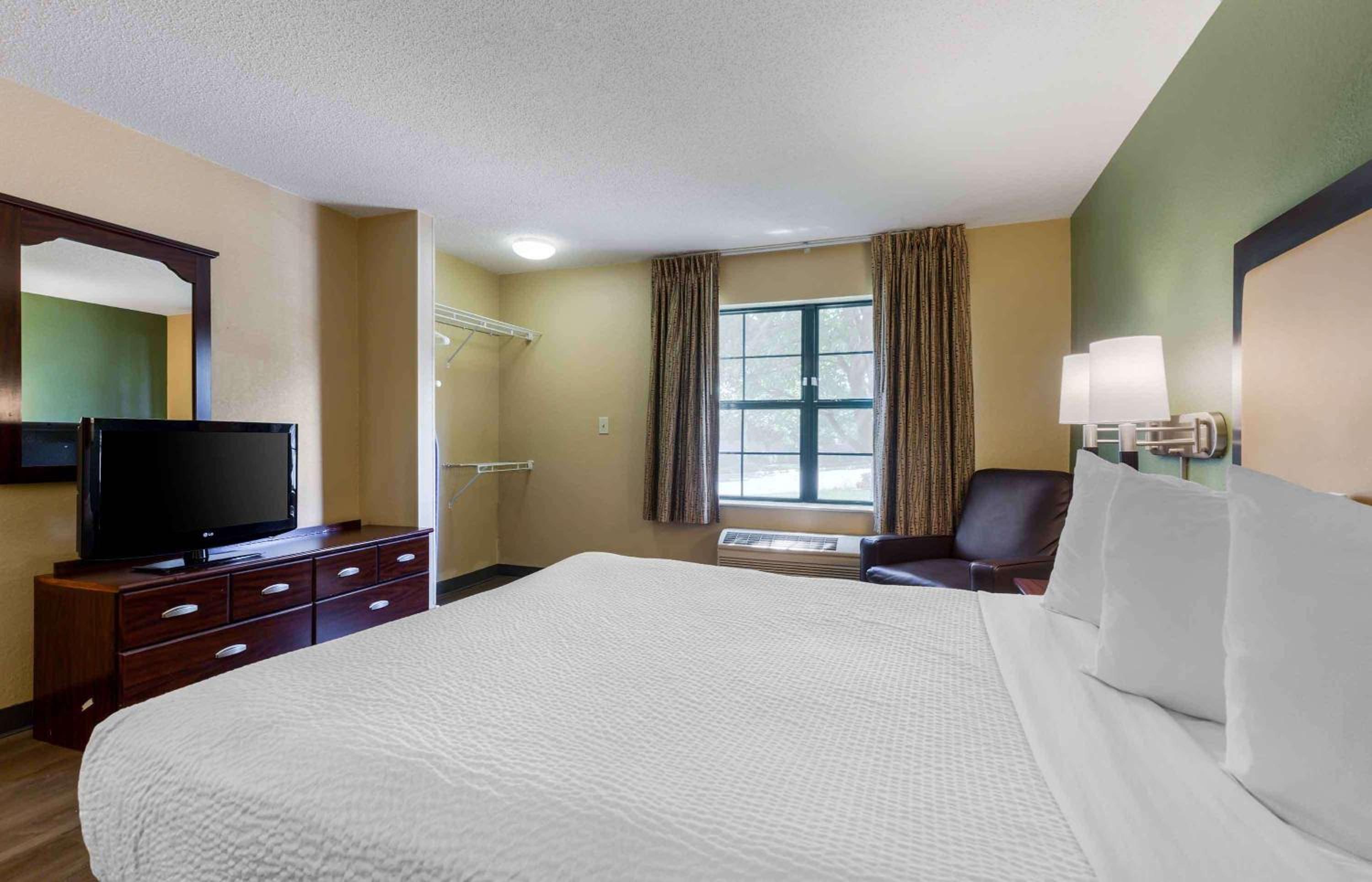 Queen studio with 1 Queen Bed - Disability Access/Non-Smoking - Photo 6