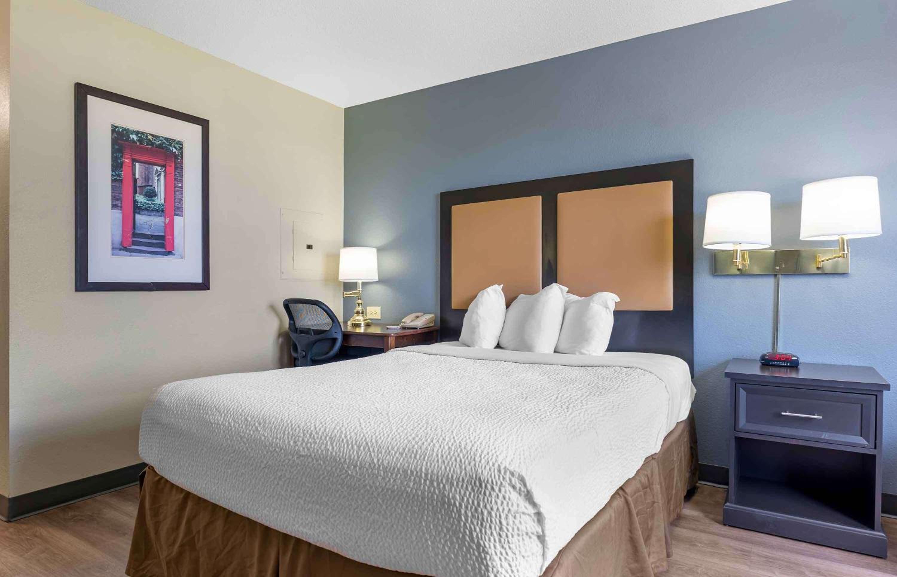 Queen studio with 1 Queen Bed - Disability Access/Non-Smoking - Photo 1