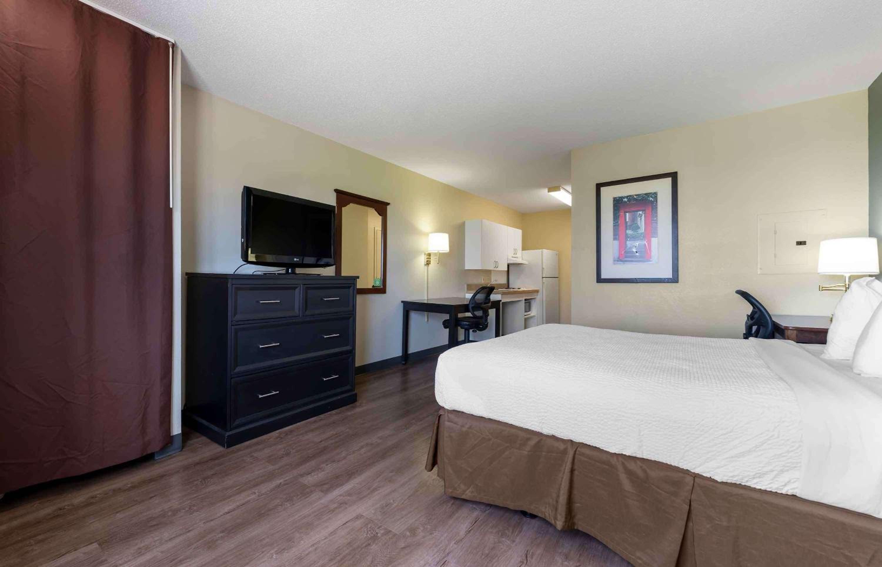 Queen studio with 1 Queen Bed - Disability Access/Non-Smoking - Photo 3