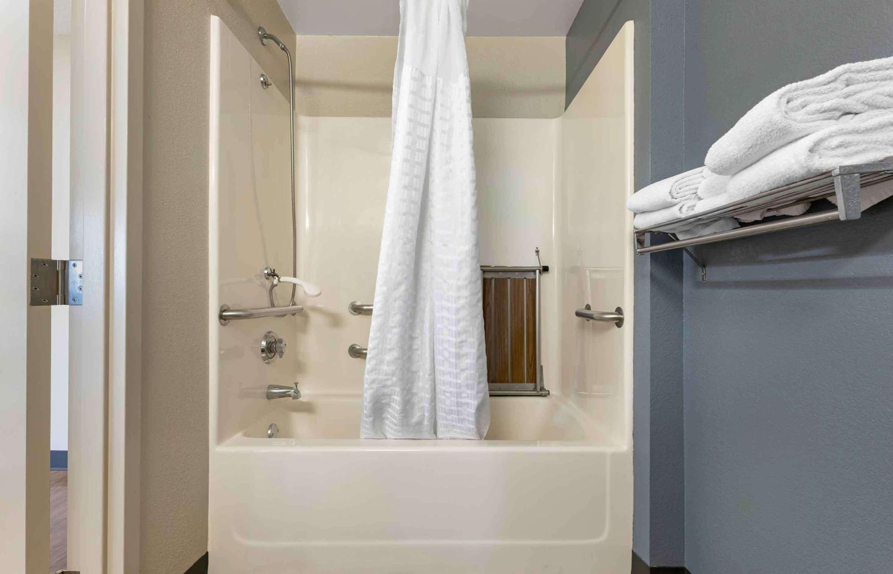 Queen studio with 1 Queen Bed - Disability Access/Non-Smoking - Photo 6