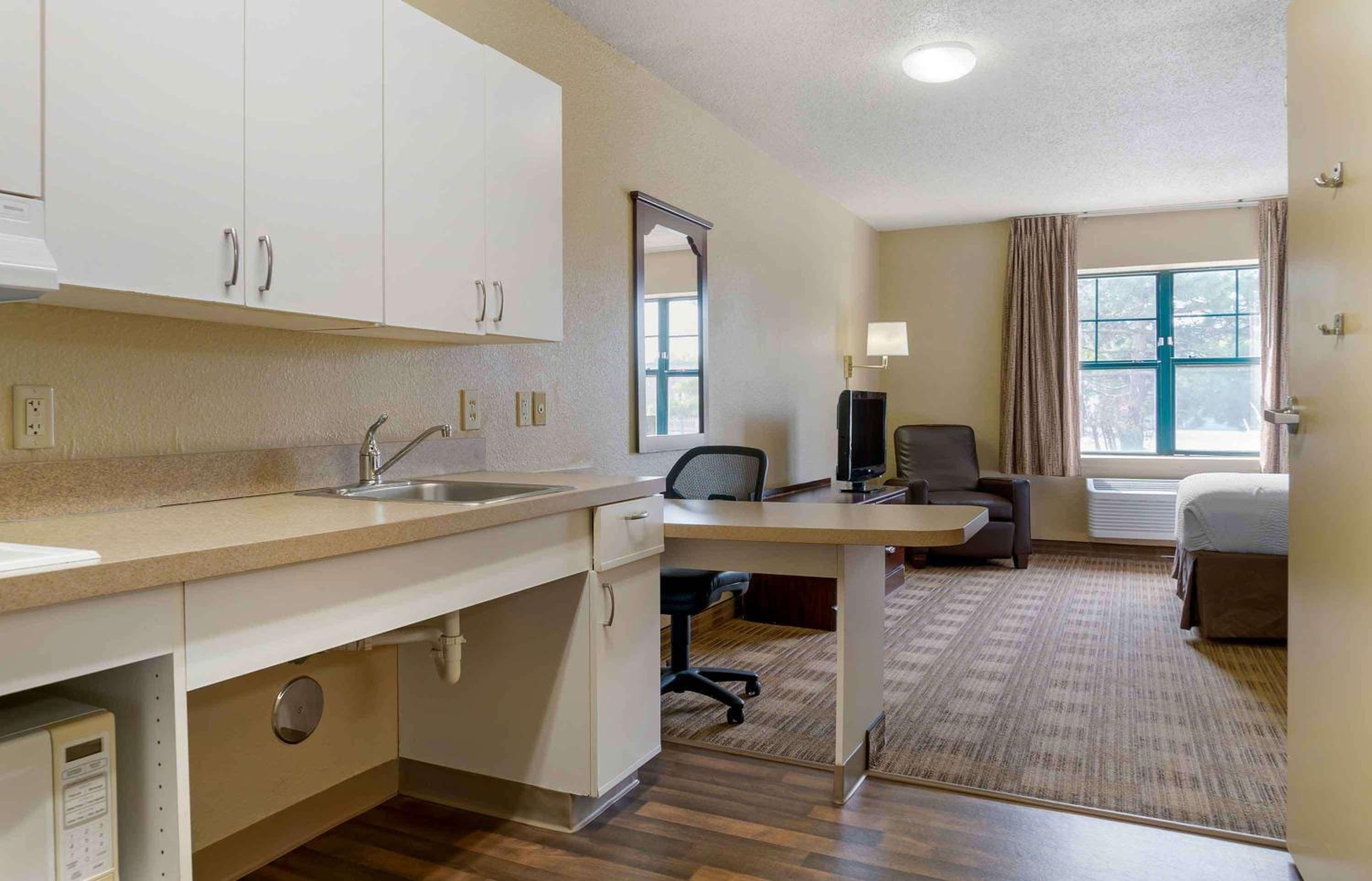 Queen studio with 1 Queen Bed - Disability Access/Non-Smoking - Photo 6