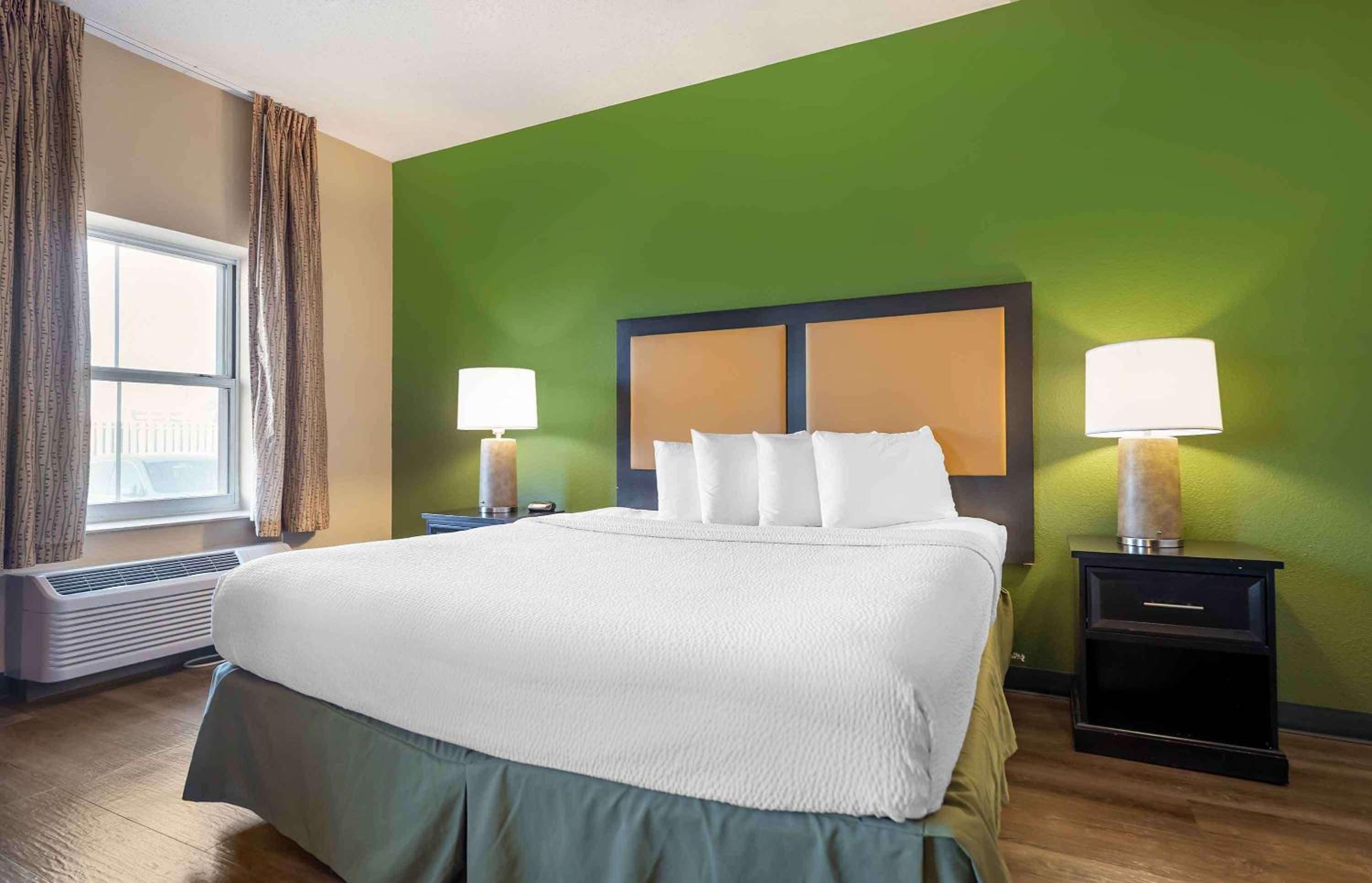 Deluxe Studio with 1 Queen Bed - Non-Smoking photo 1