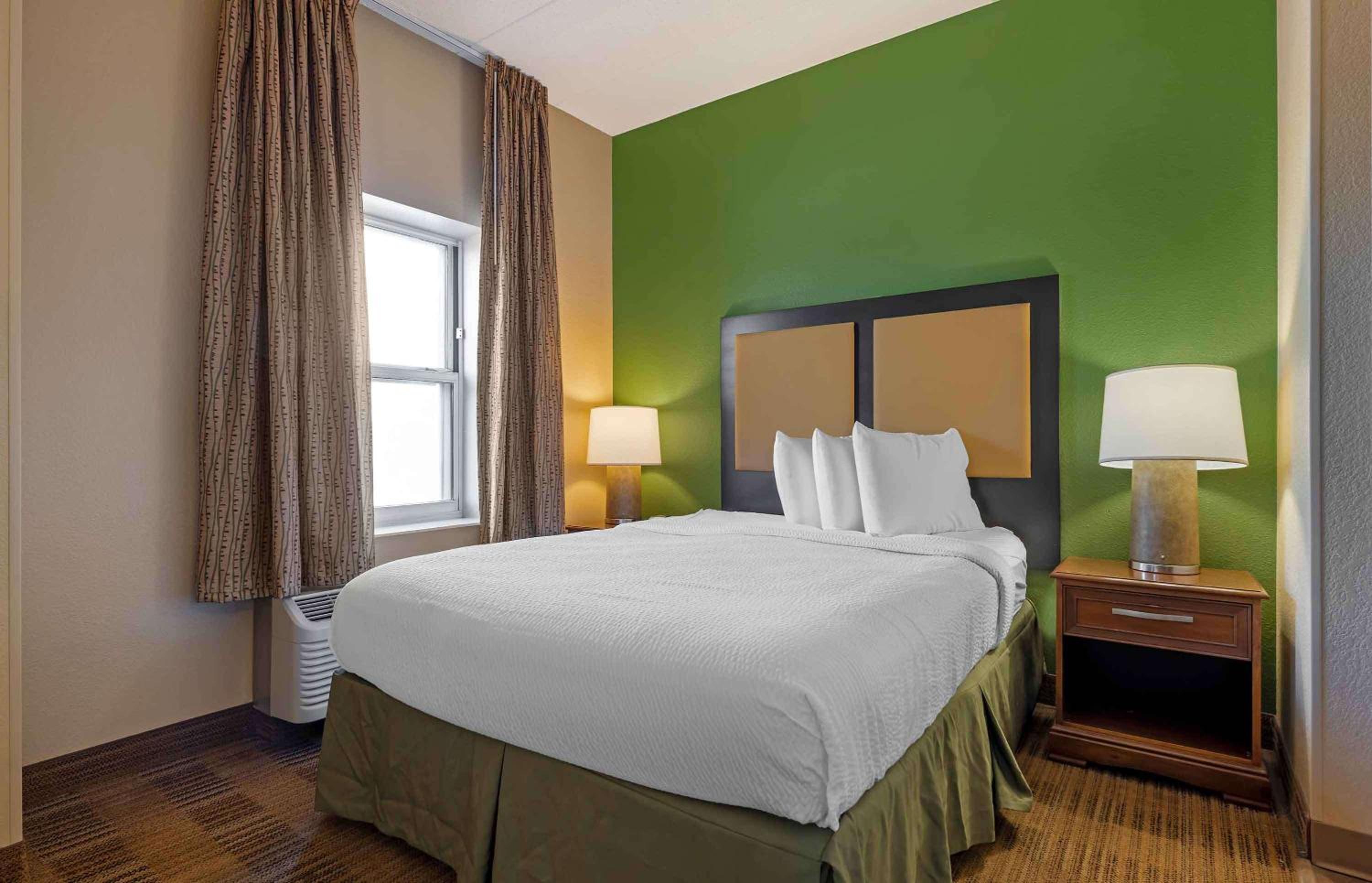 Deluxe Studio with 1 King Bed - Non-Smoking photo 1