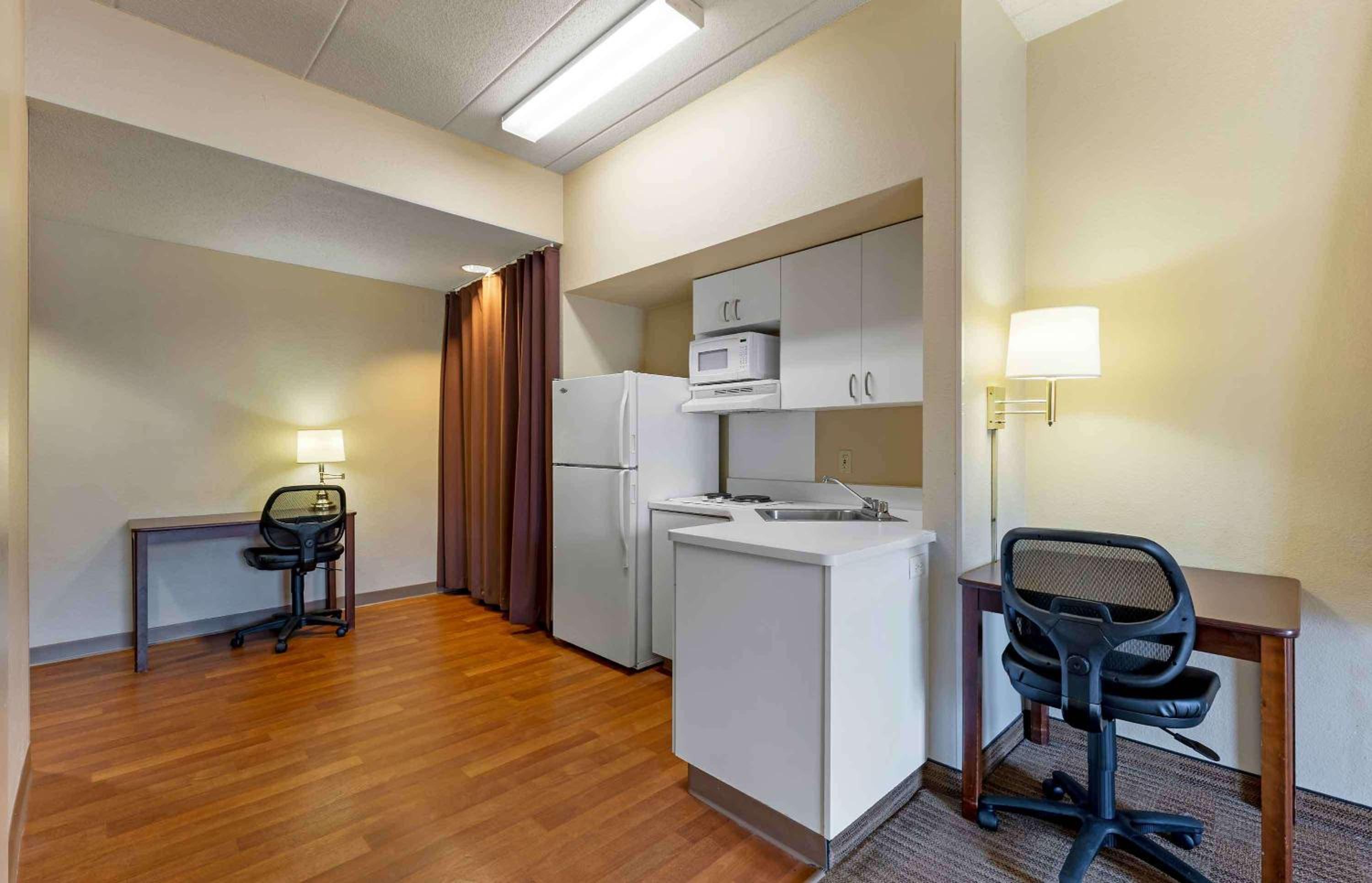 Studio with 1 King Bed - Non-Smoking - Photo 3