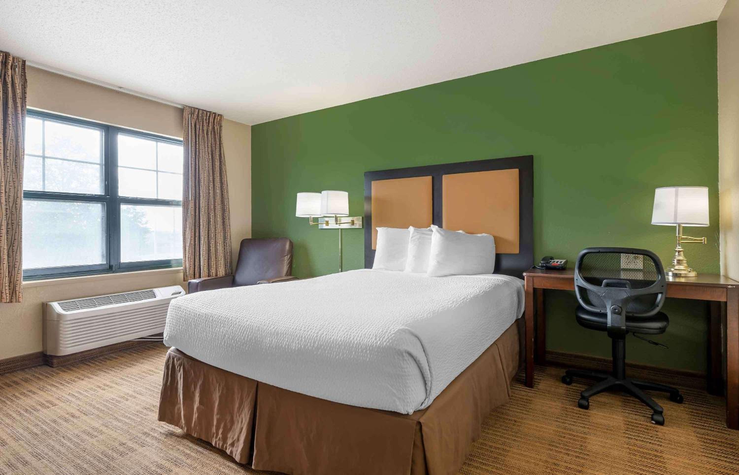 Queen studio with 1 Queen Bed - Disability Access/Non-Smoking - Photo 1