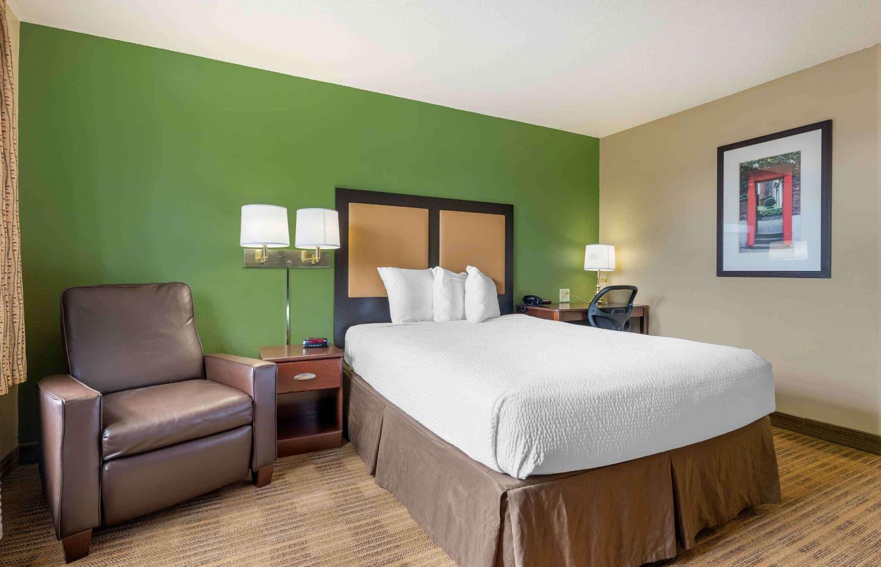 Queen studio with 1 Queen Bed - Disability Access/Non-Smoking - Photo 10