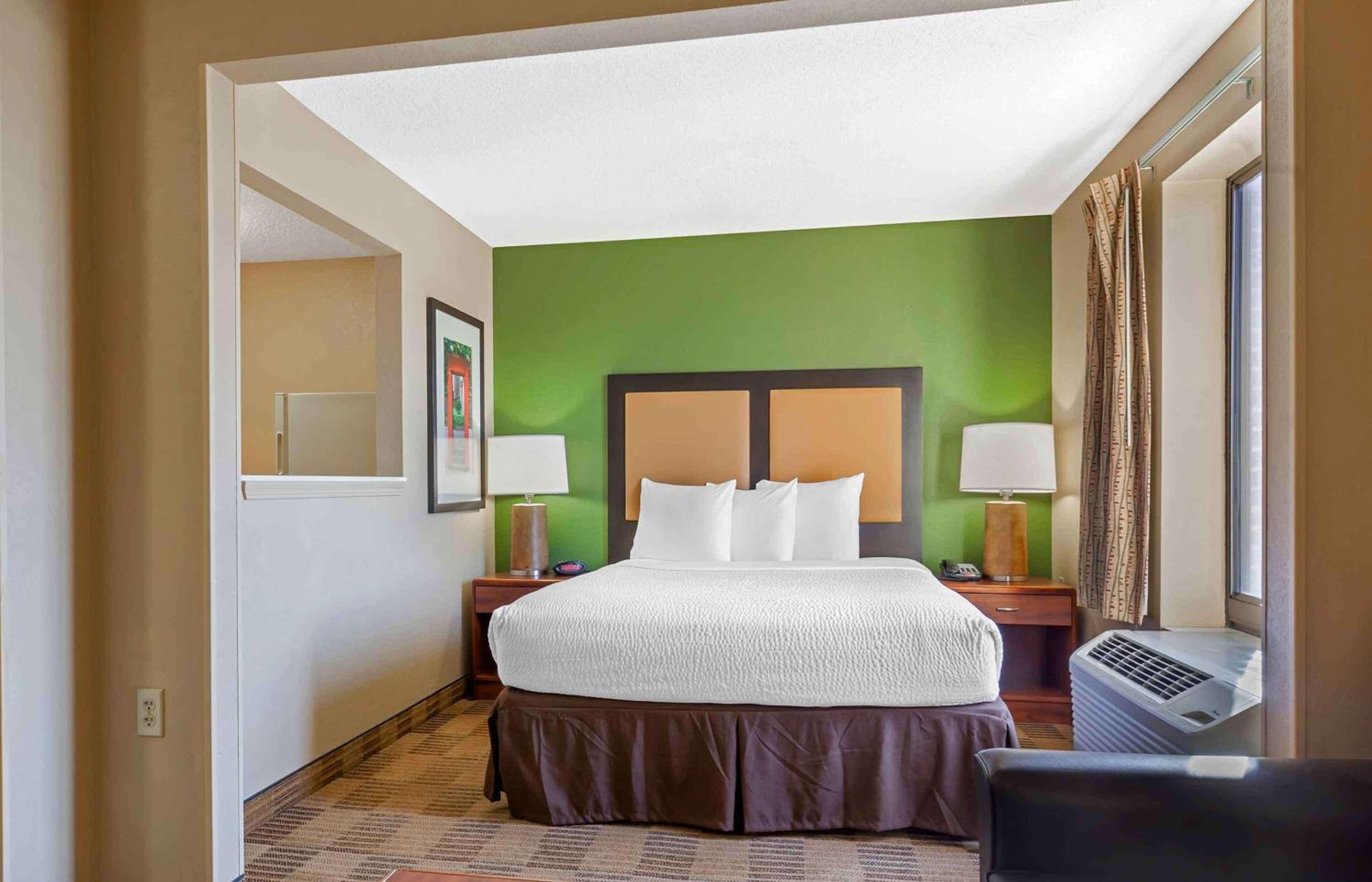 Deluxe Studio with 1 Queen Bed - Non-Smoking - Photo 3