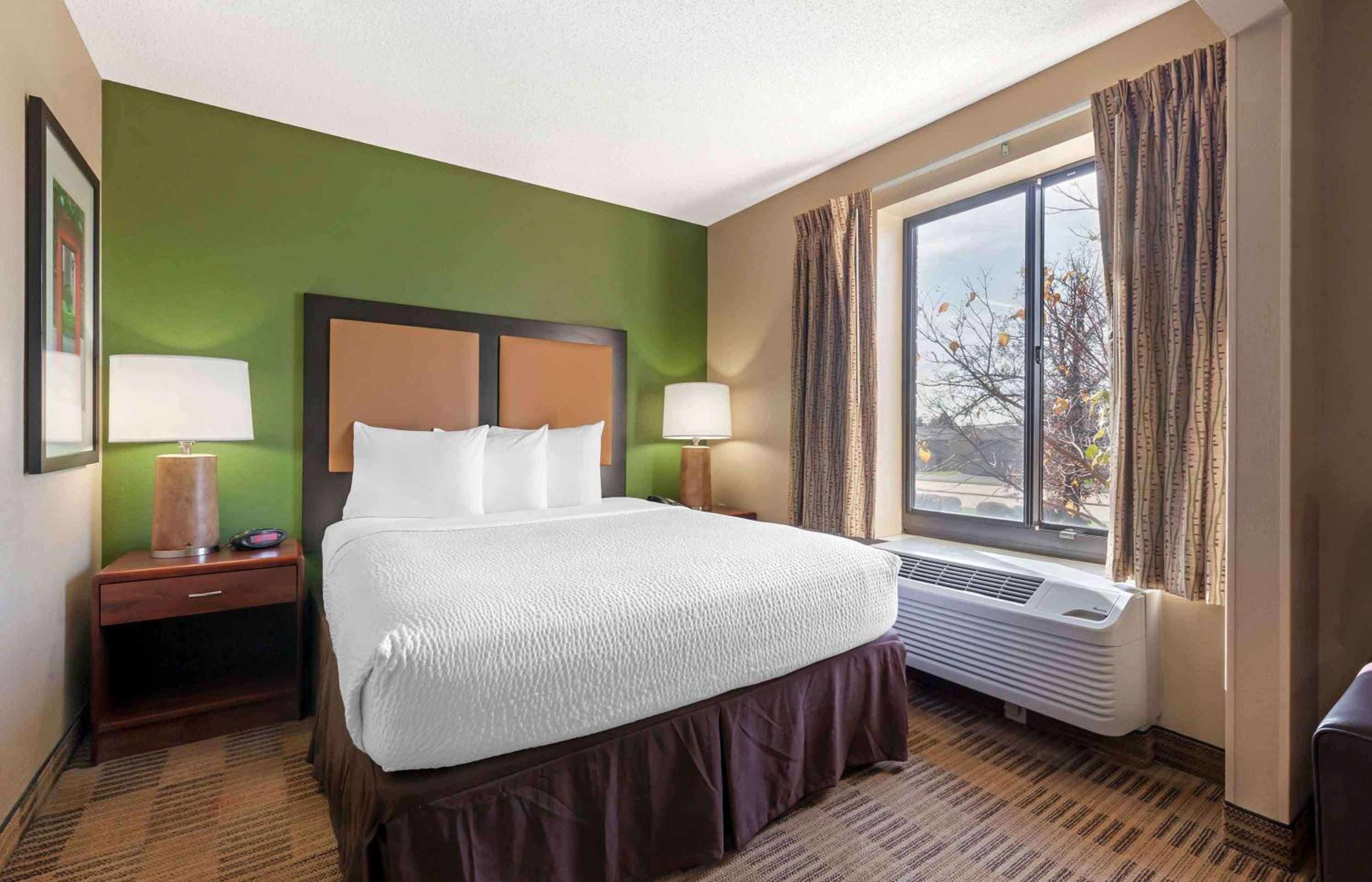 Deluxe Studio with 1 Queen Bed - Non-Smoking - Photo 1