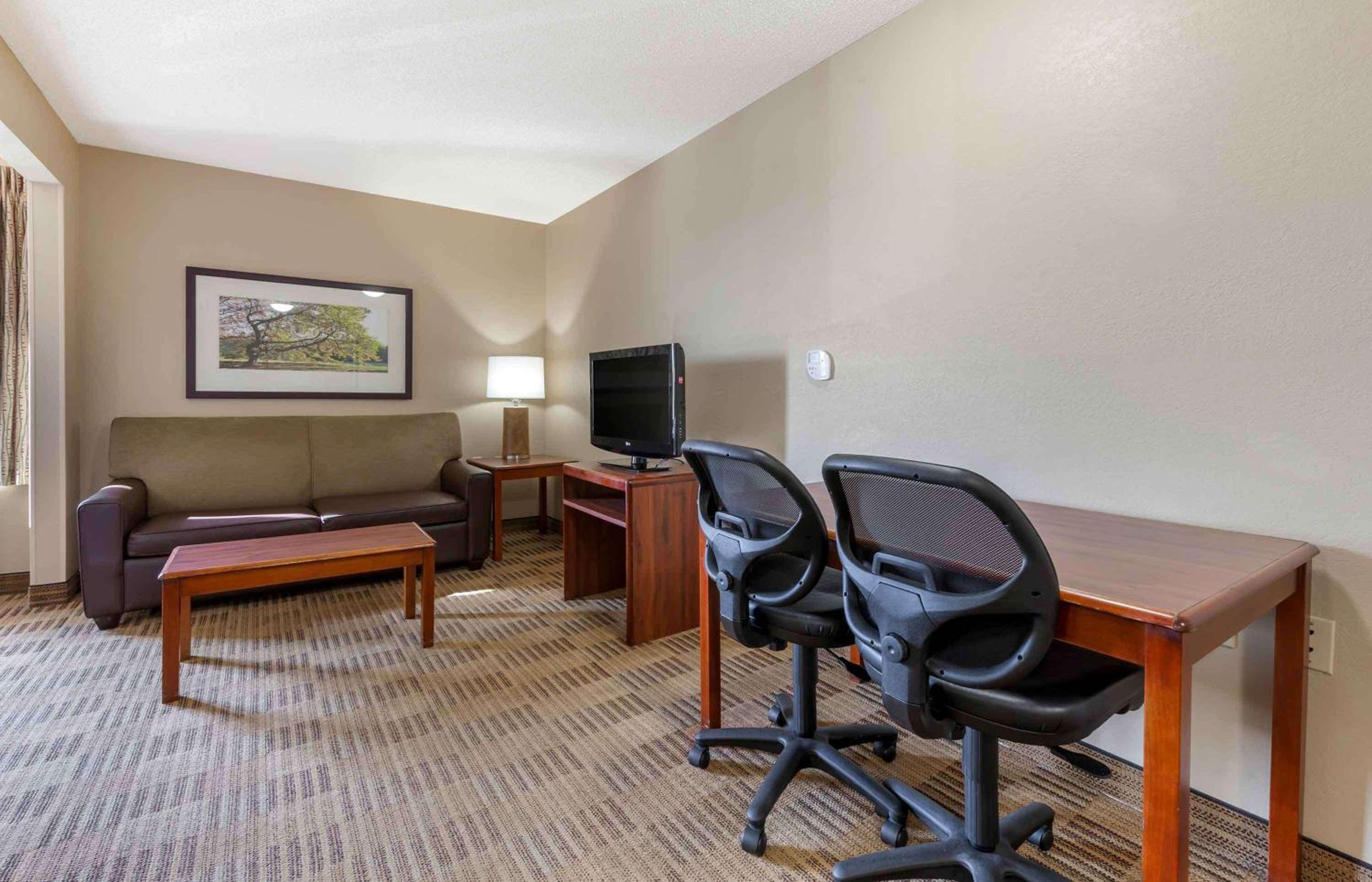 Deluxe Studio with 1 Queen Bed - Non-Smoking - Photo 2