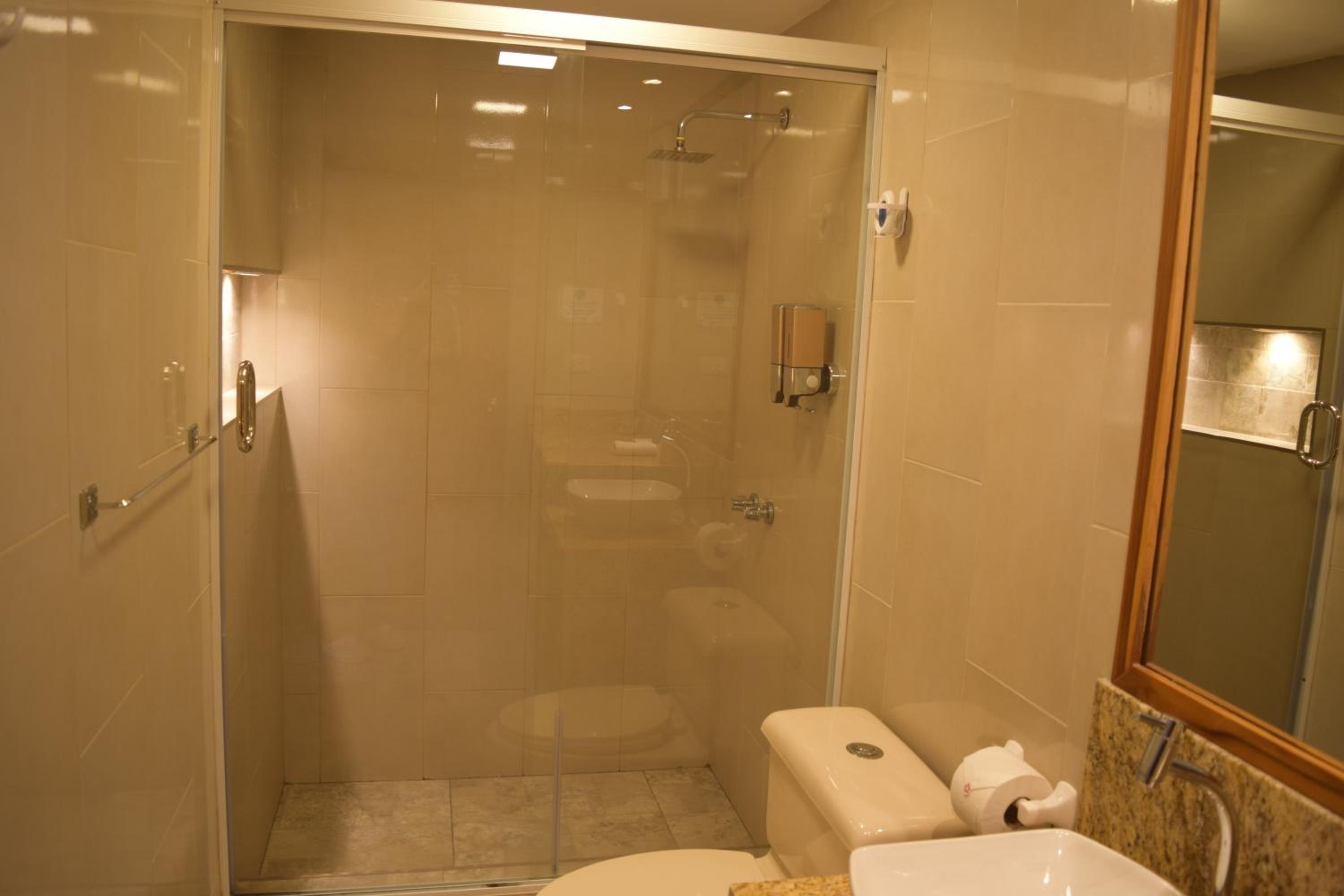 Family Room with Private Bathroom photo 3