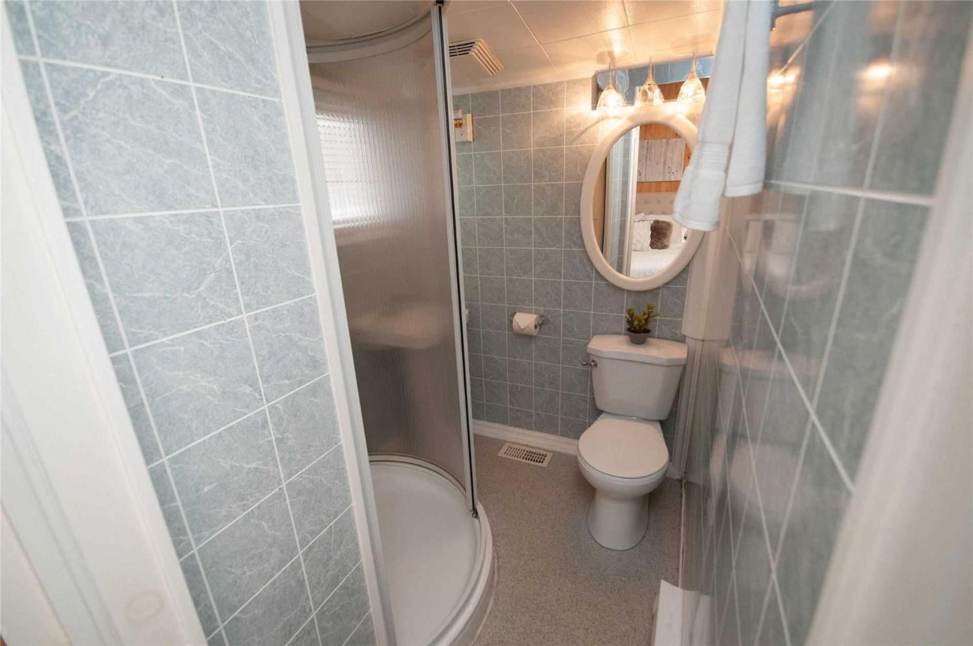 Six-Bedroom House photo 3