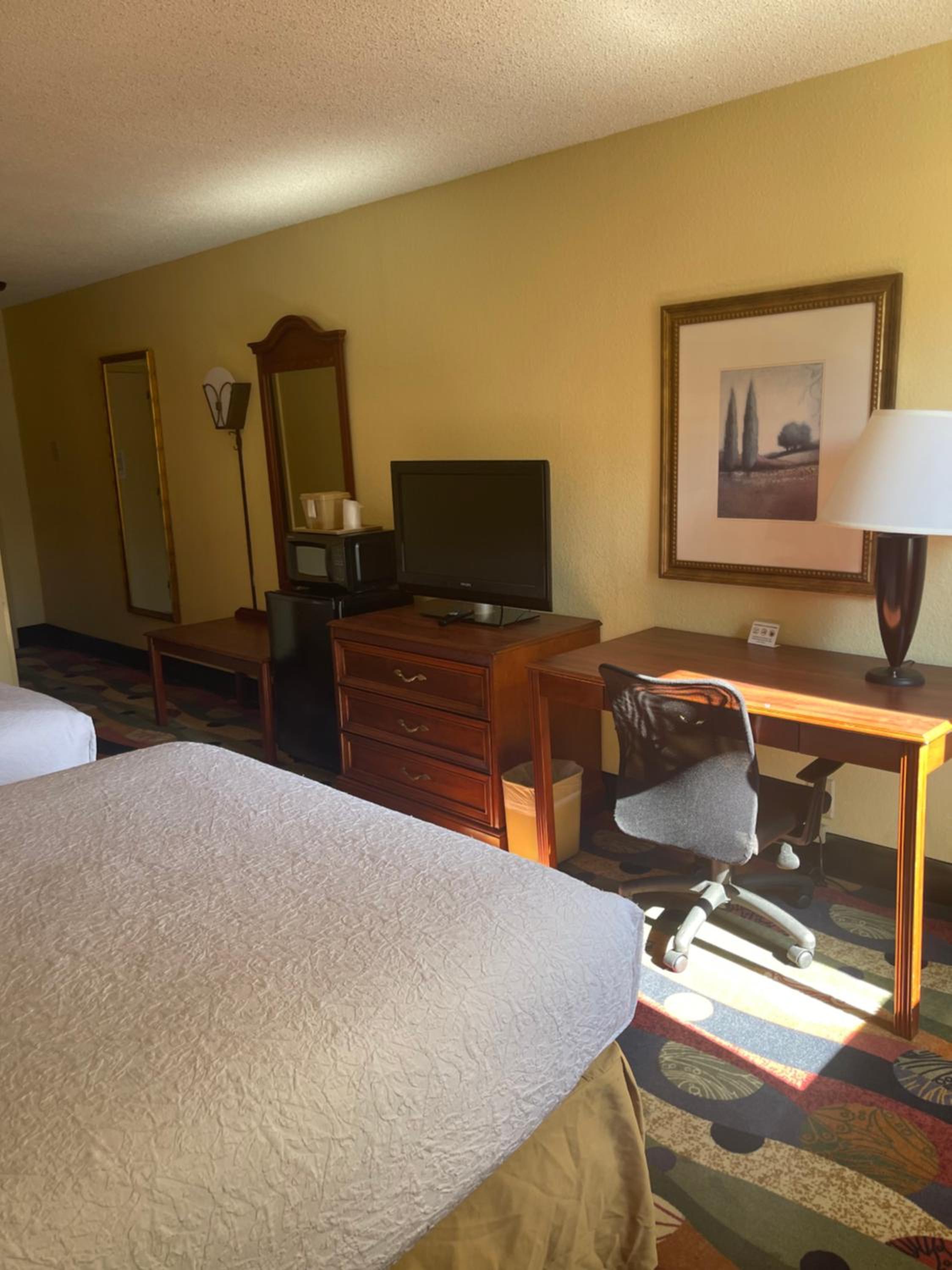 Queen Room with Two Queen Beds - Photo 3