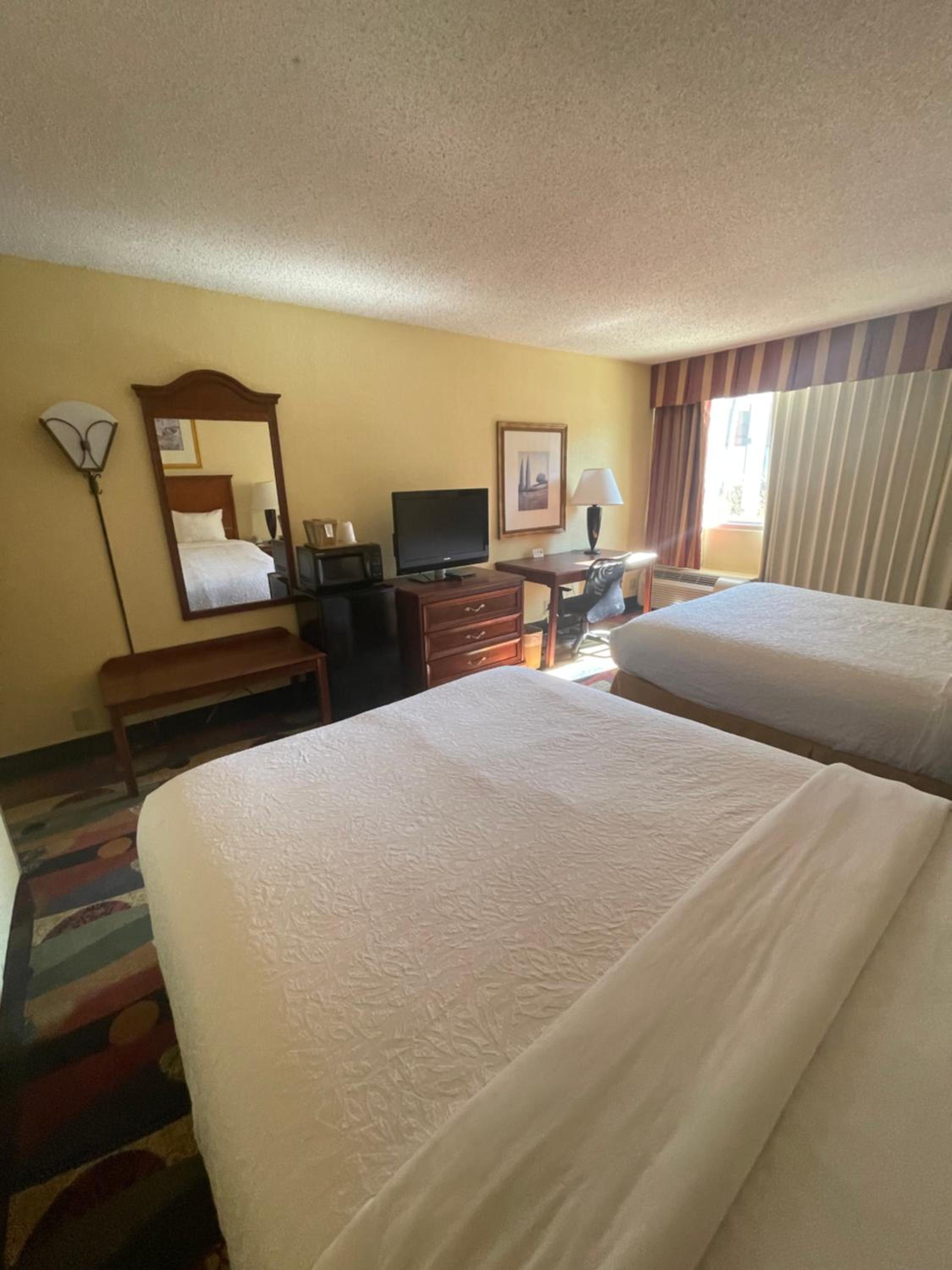 Queen Room with Two Queen Beds - Photo 4