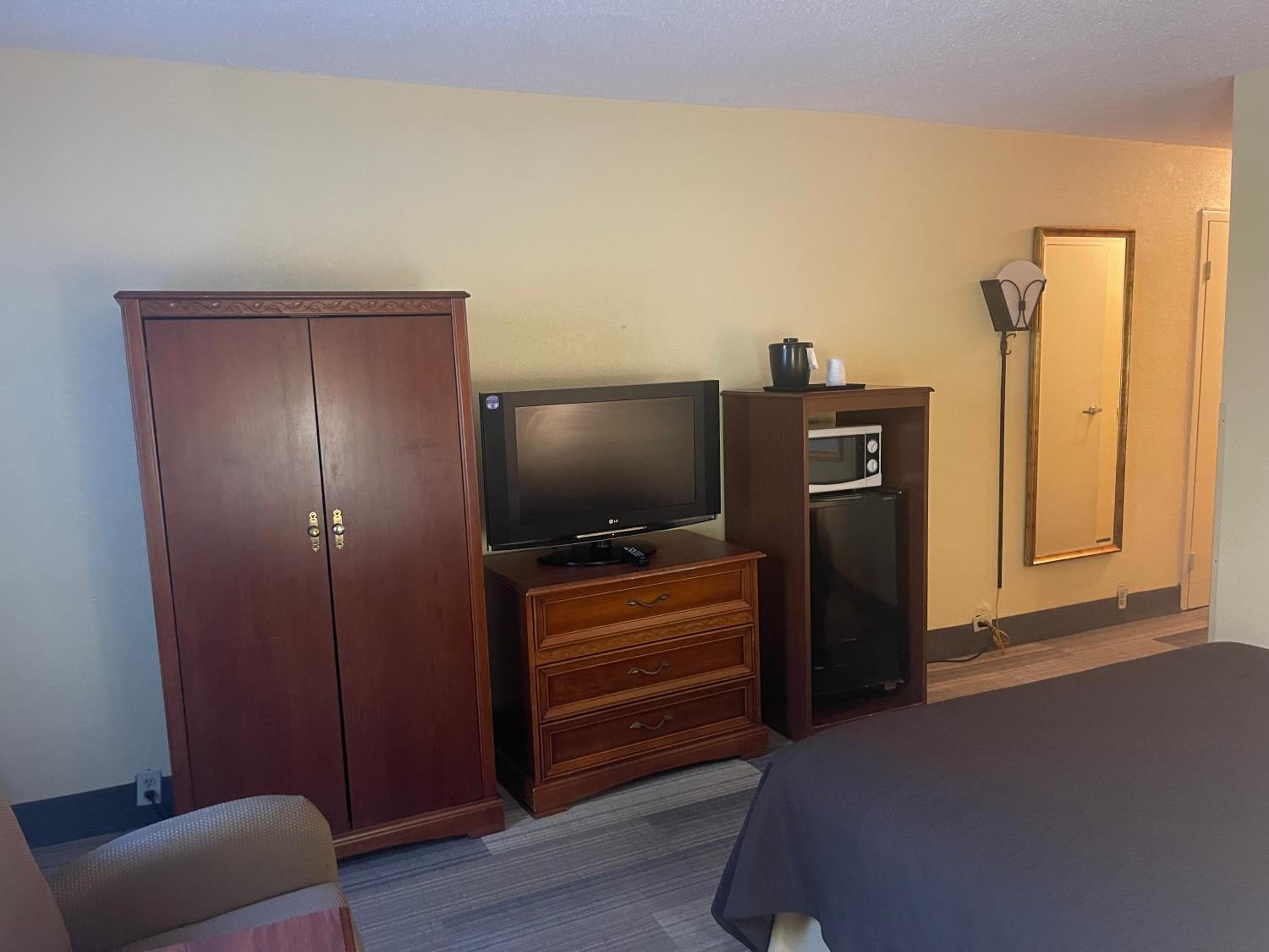 Standard Room with One Queen Bed - Photo 2